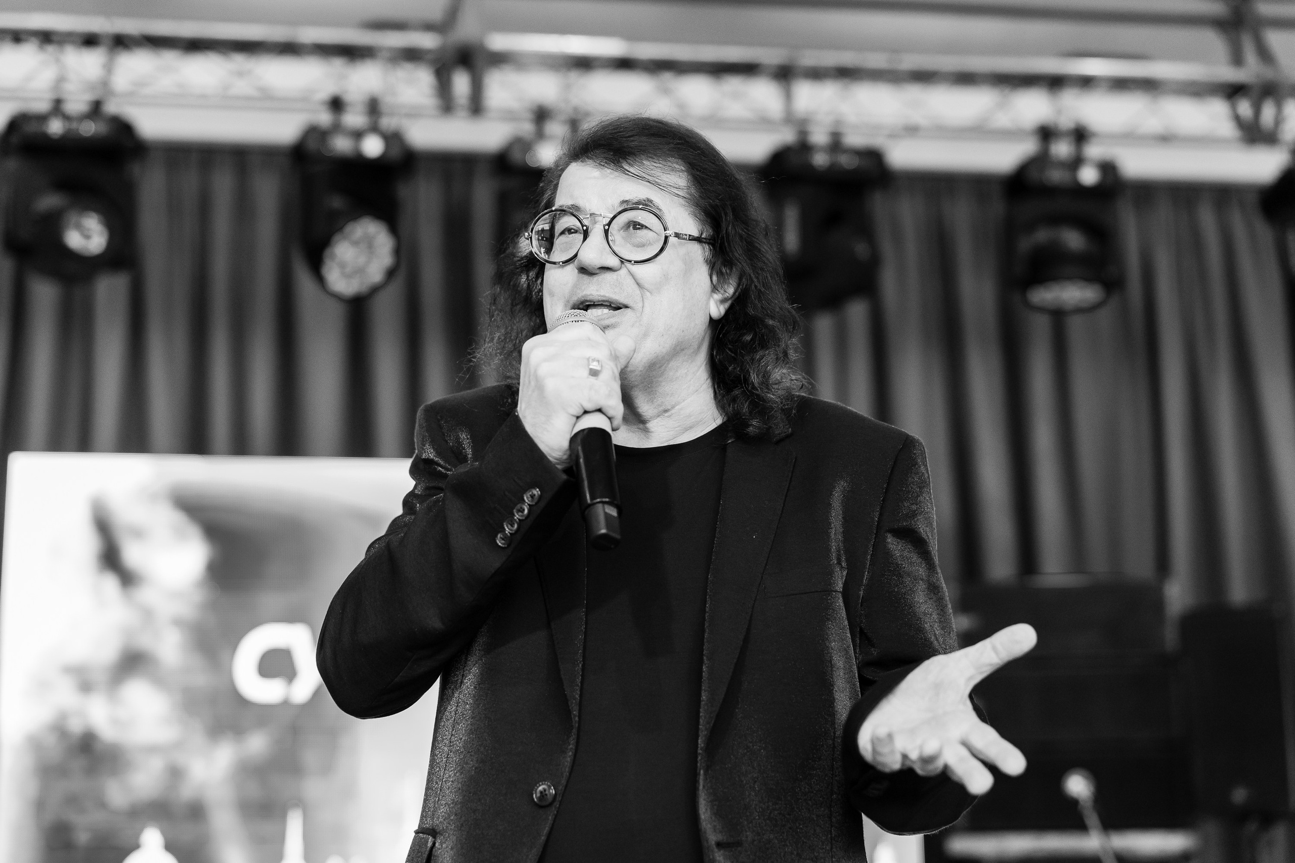 Игорь Корнелюк дает концерт перед зрителями