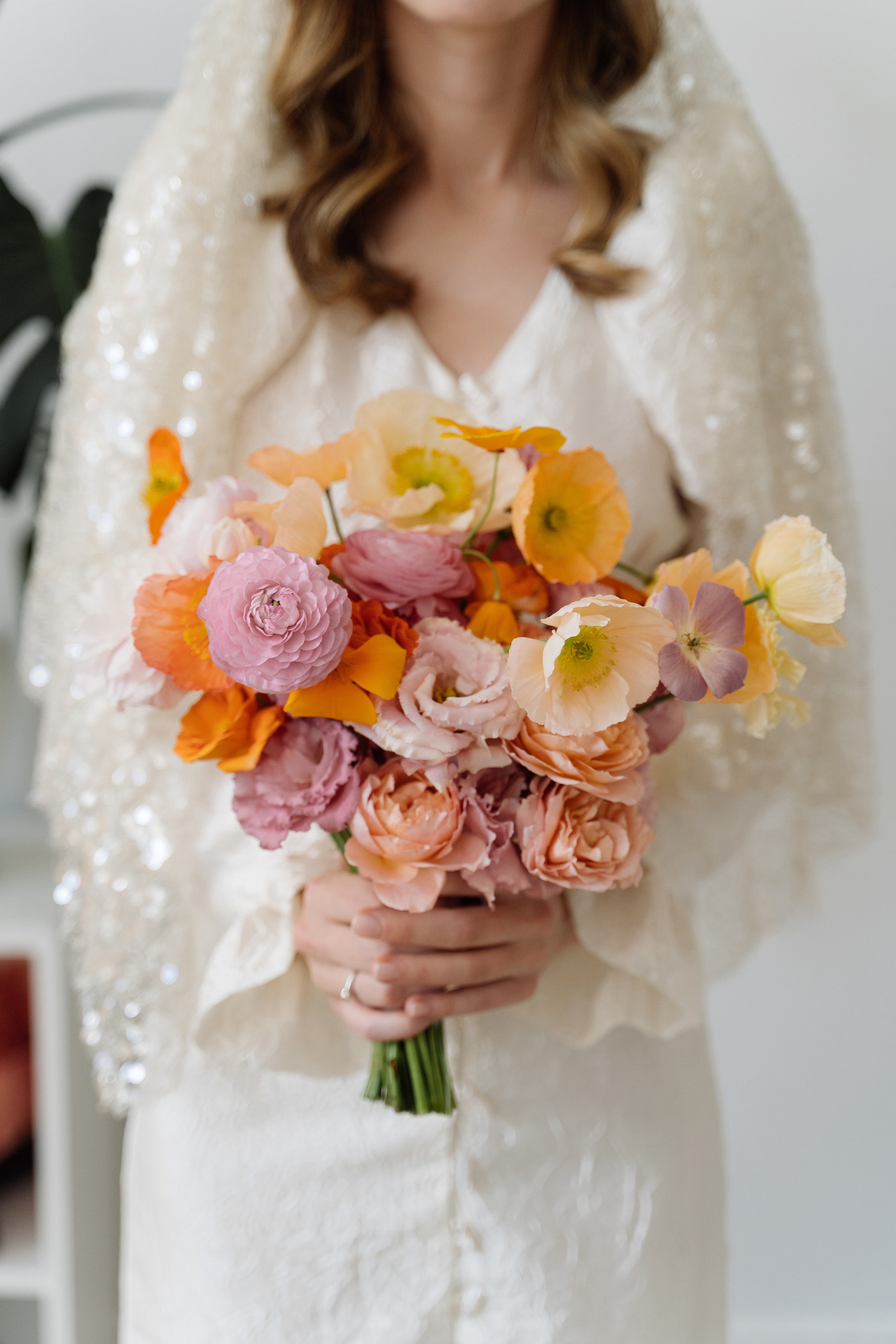 Камерная свадьба на фонтанке в сезонах. Свадебный фотограф организатор в Санкт-Петербурге Ассоль Опарина