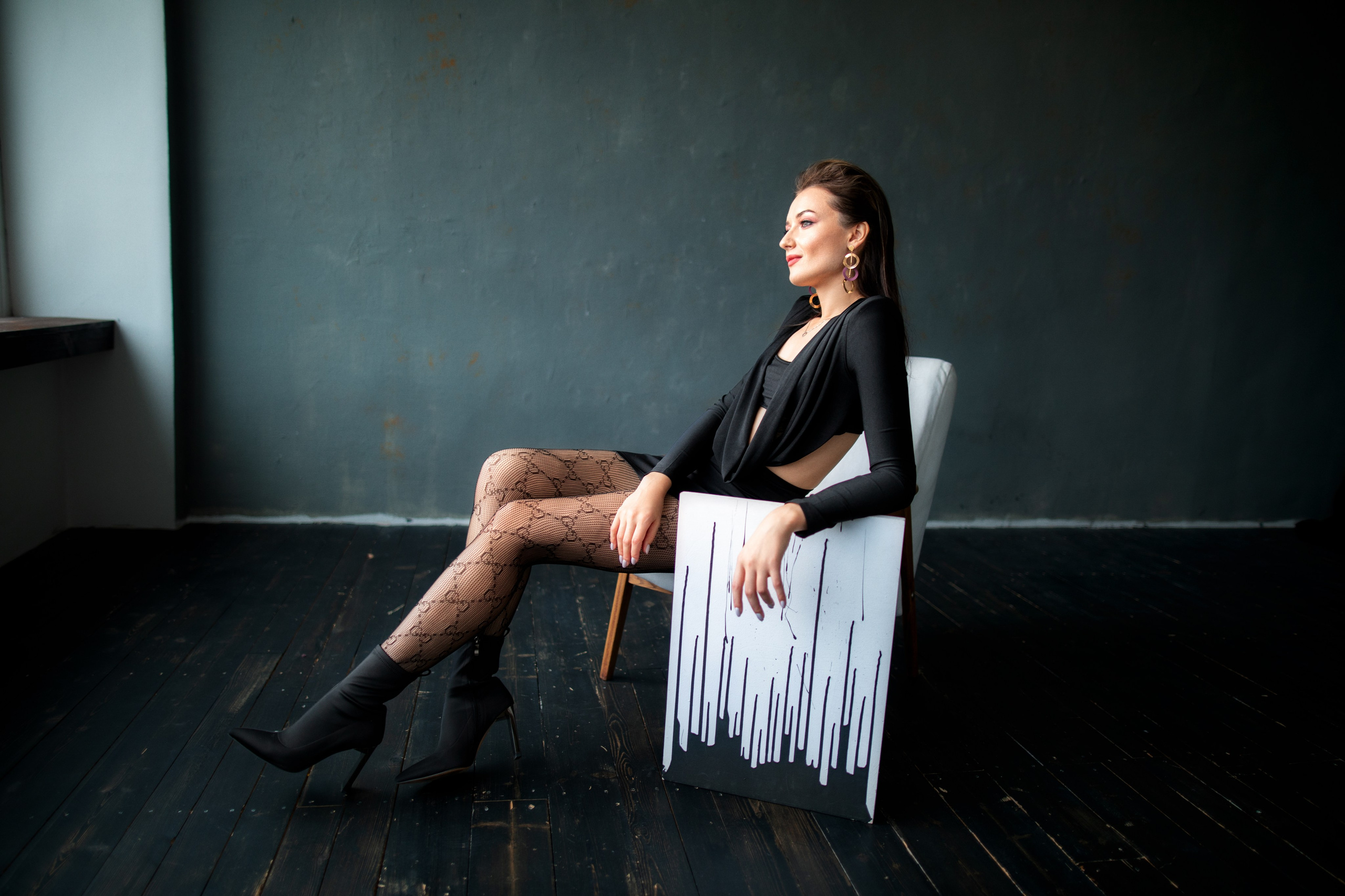 Студийный фотосет с Анастасией в минимальном интерьере в формате для «себя»