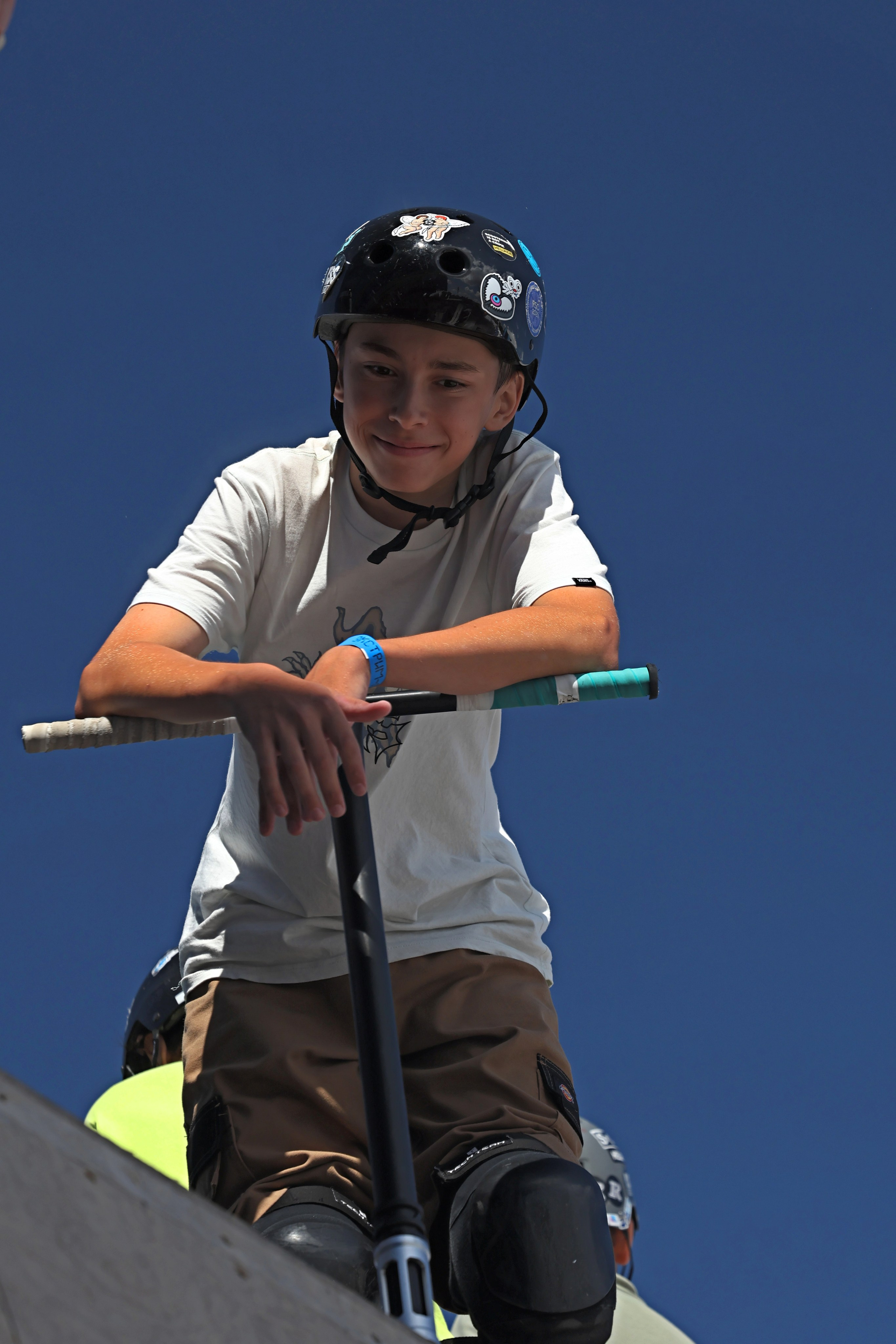 Хороший кадр - спортсмен застыл обдумывая трюк на трюковом самокате 