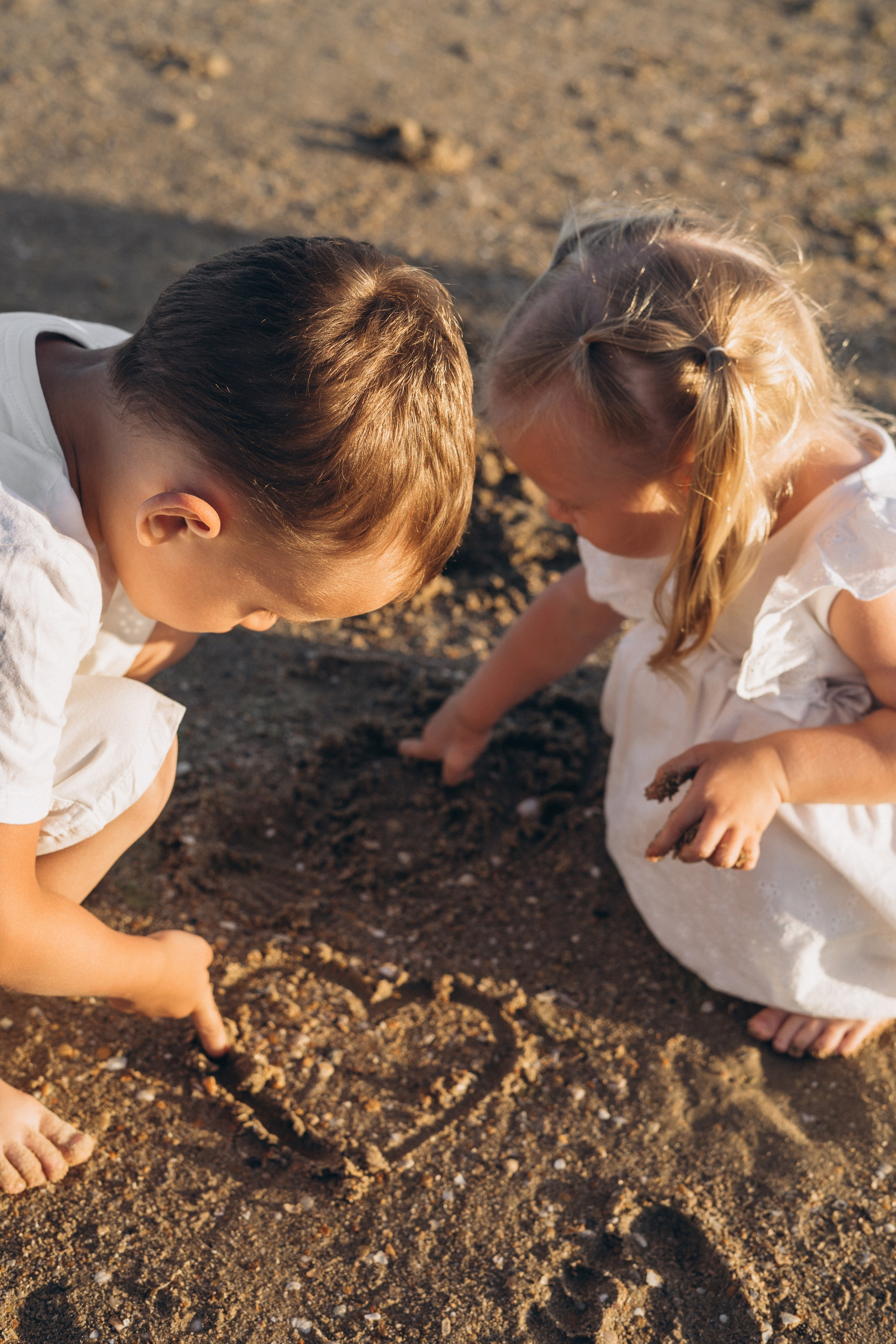 Семейная фотосессия в Новороссийске: папа изображает "морского богатыря" с сыновьями на плечах