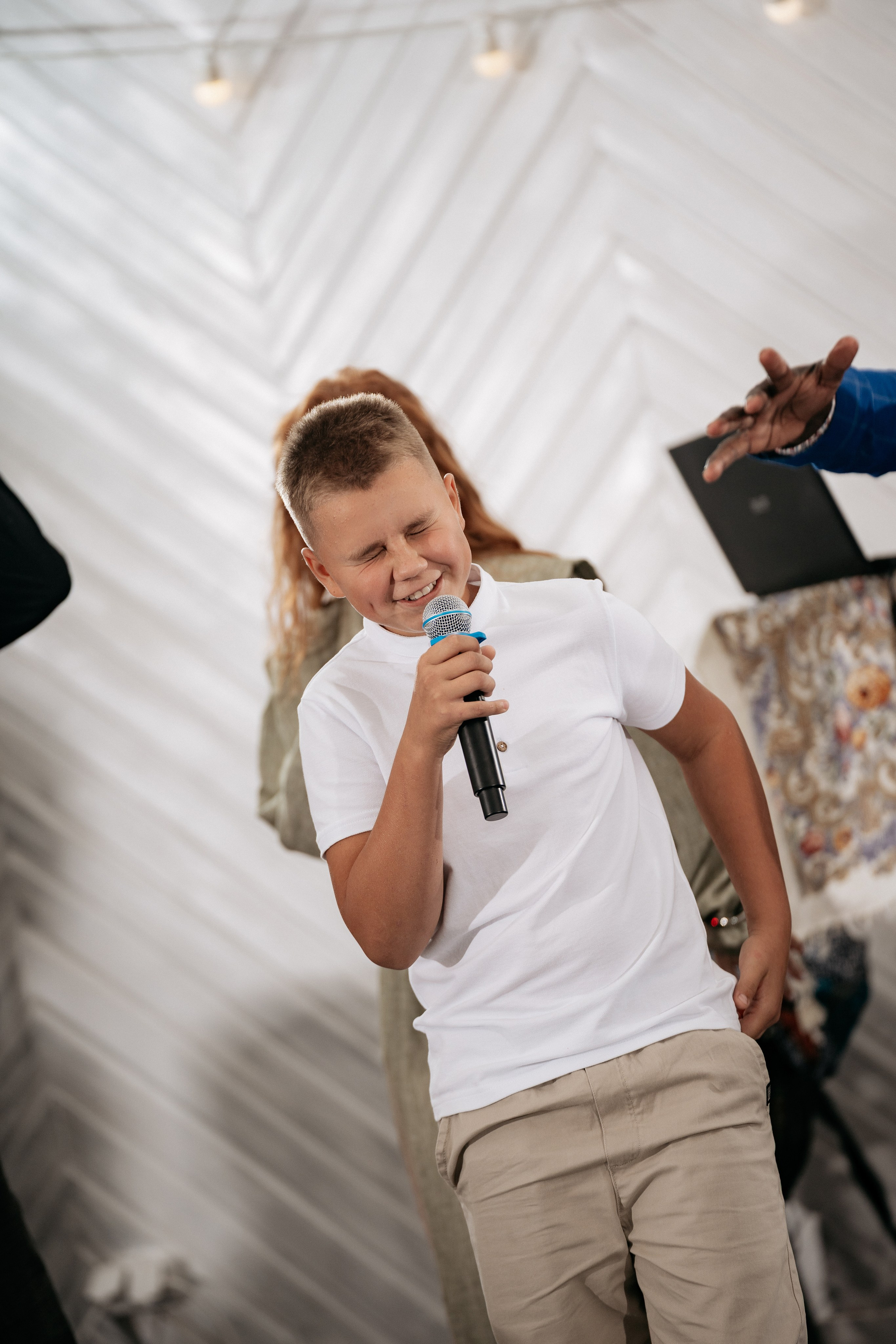 Тост гостей, фото от фотографа с банкета в ресторане у моря. Фотограф Геленджик.