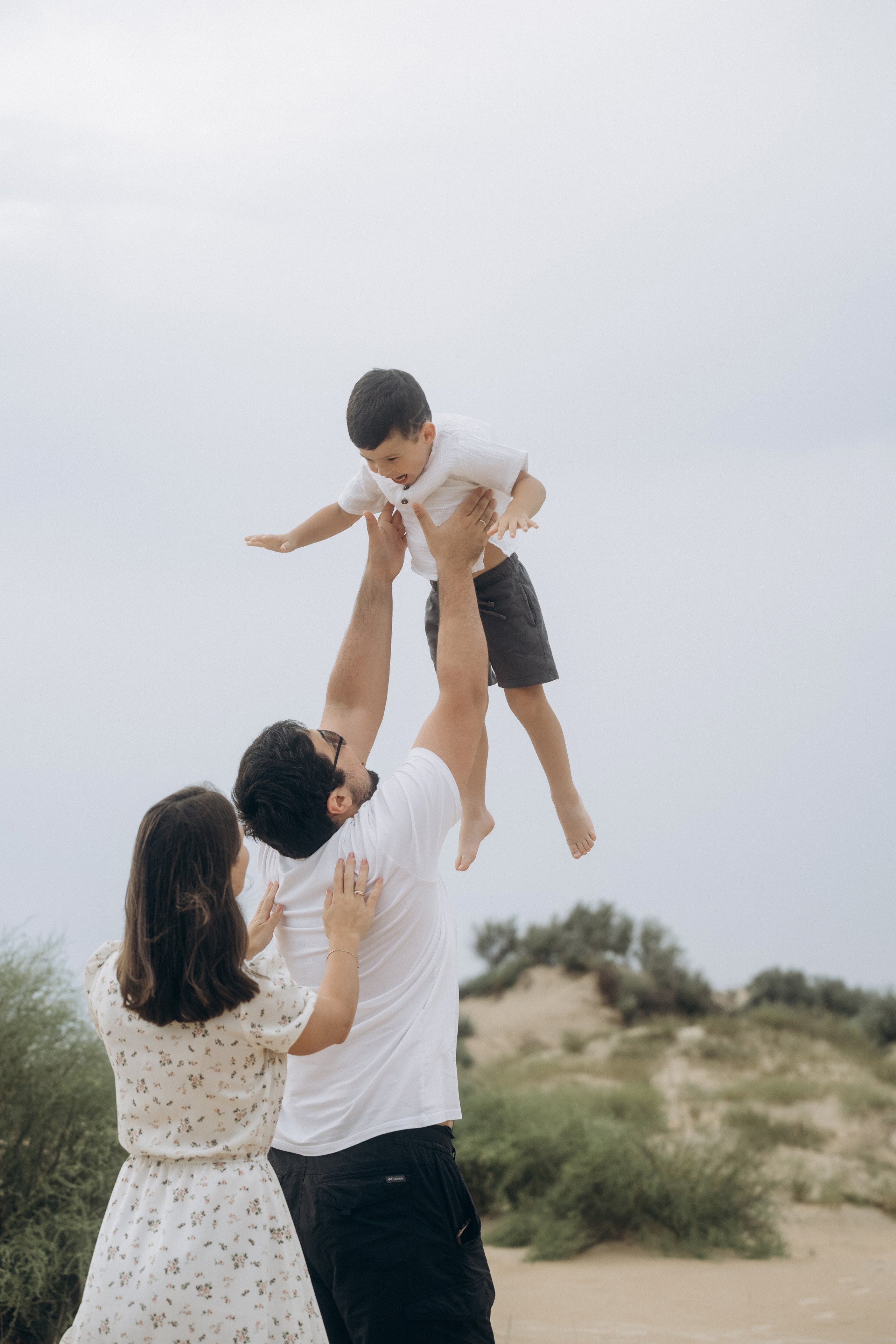 Фотосессия на Голубицкой – малыш впервые трогает морскую воду, фотограф Голубицкая