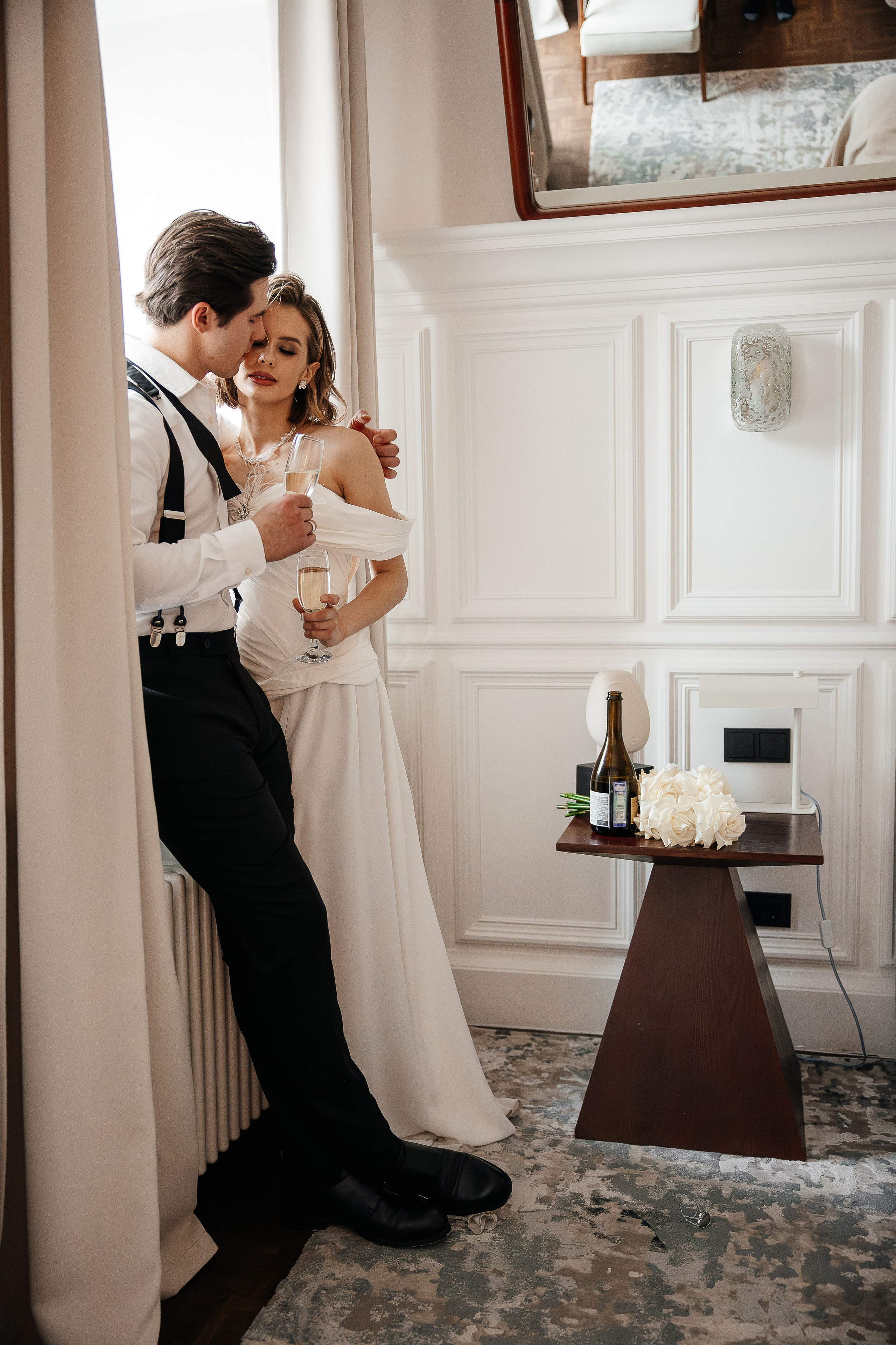 Утро жениха и невесты в отеле. Свадебный и семейный фотограф в Москве Красинская Мария