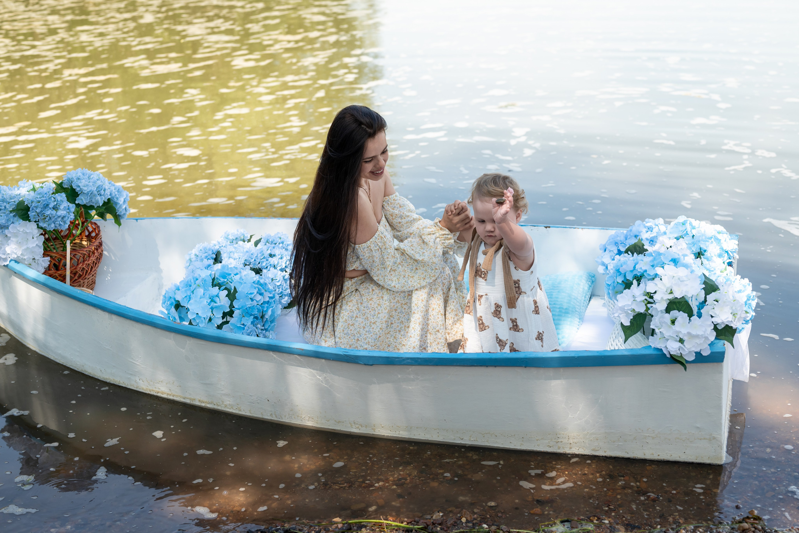 Фотопроект на лодке с голубыми гортензиями. Фотограф в городе Салават