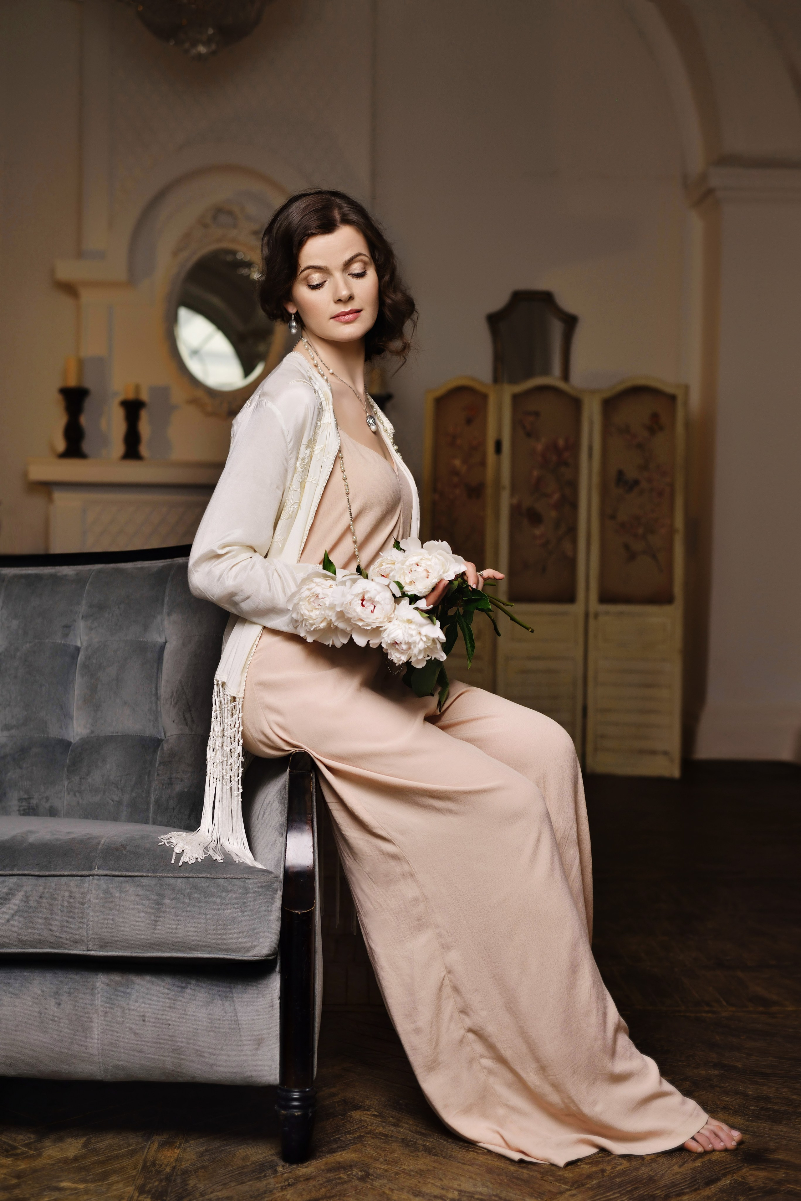 Фотосессия в стиле belle epoque девушки в светлой одежде 