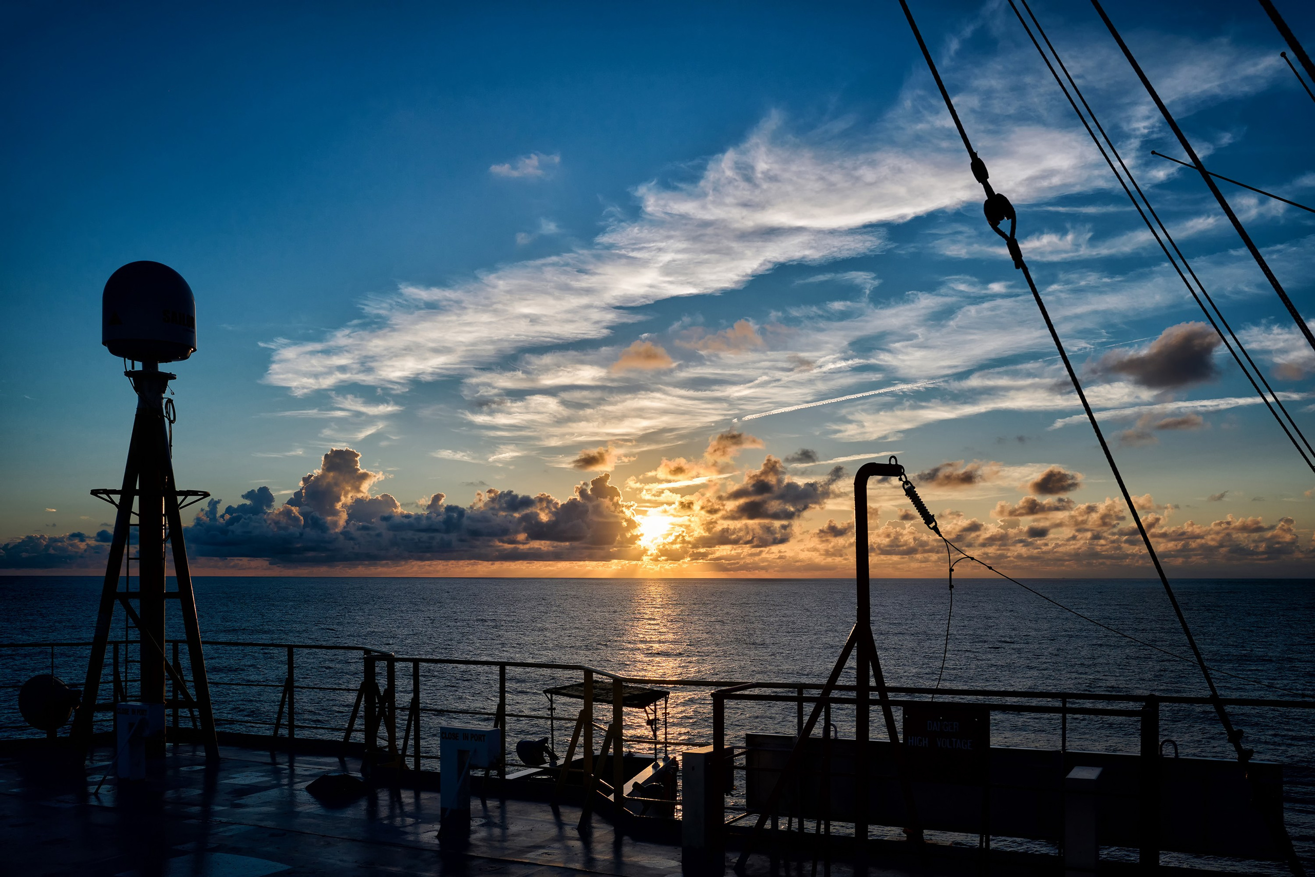 Романтика работы в море. Romanticism of work at sea. Яркие фото на Чёрном море