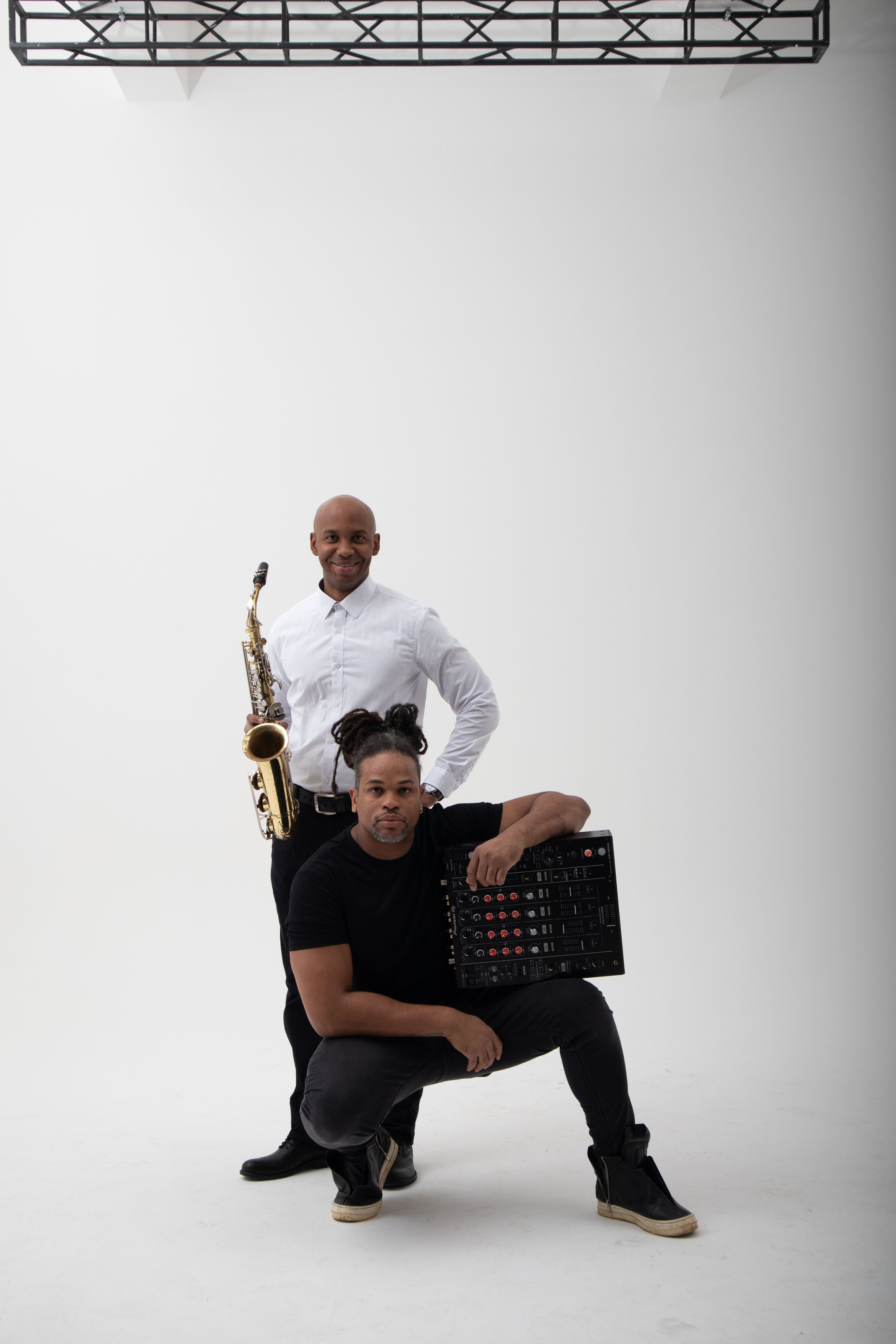 студийная съемка саксофониста и диджея