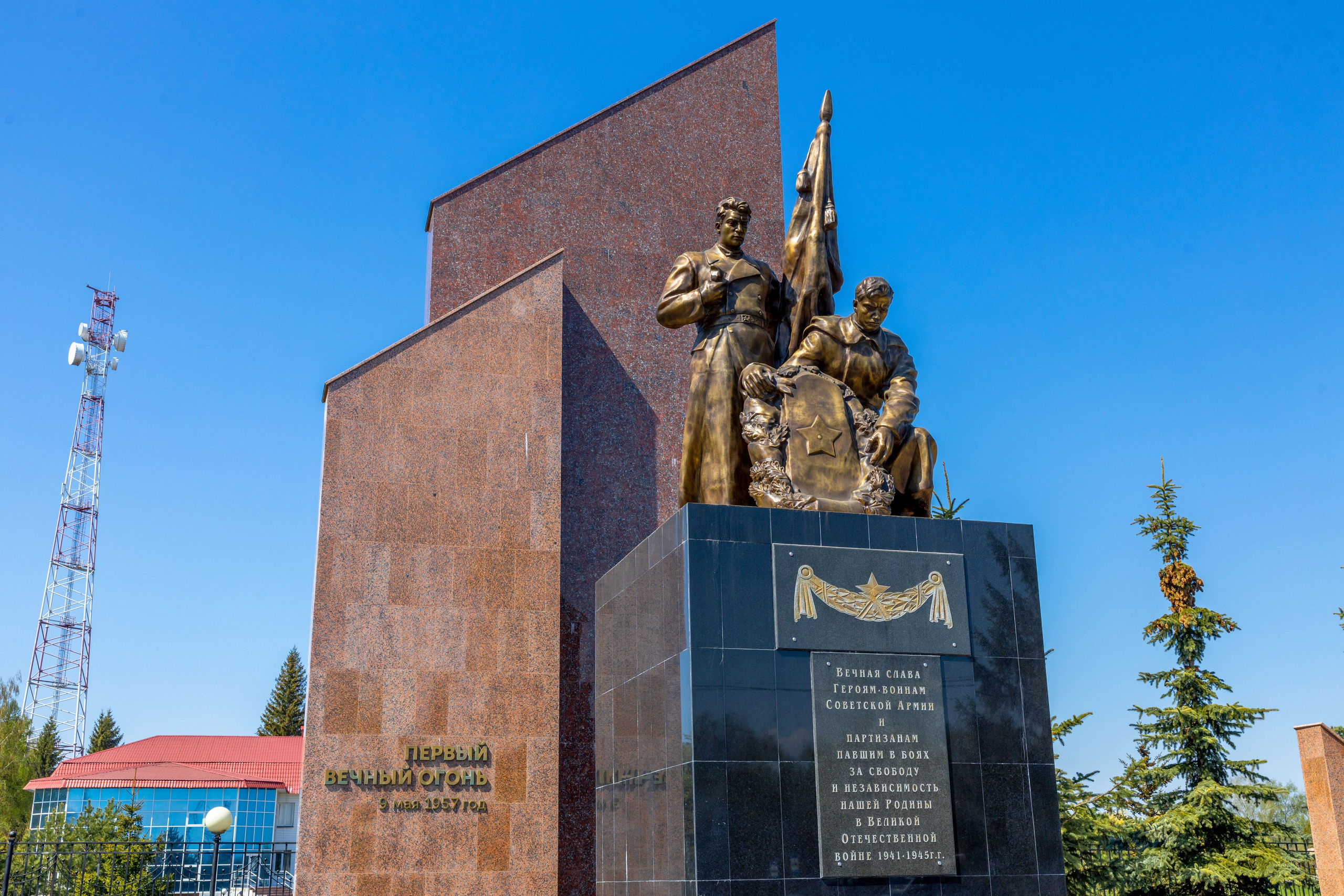 Мемориал Партизанам и Воинам Красной армии. Первый вечный огонь 9 мая 1957 г. (пос. Первомайский Щекинского района). Фотограф в Туле Крупский АнДРей. Фотостудия «КАДР71» в Туле