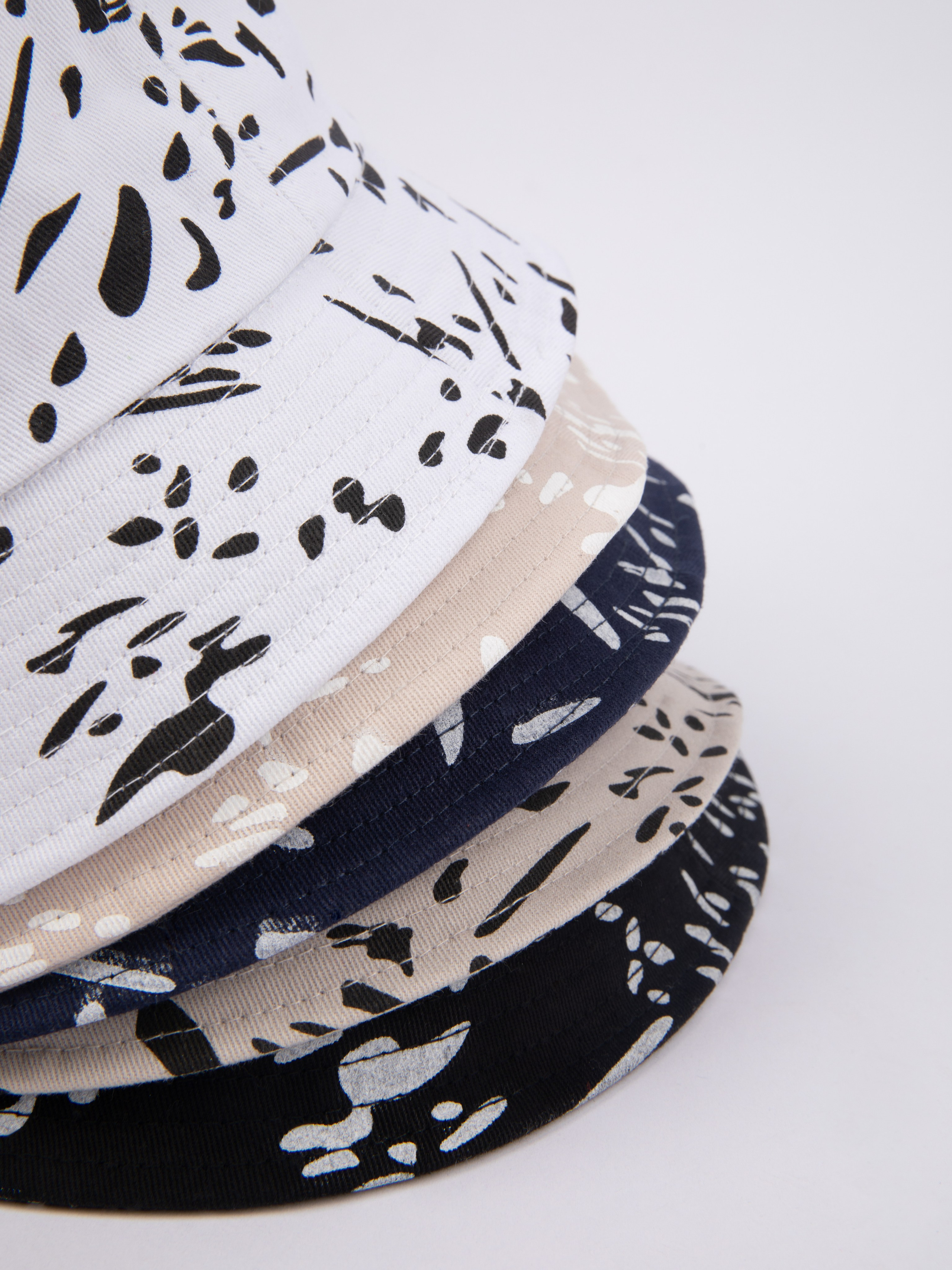 Детские панамки. Фотостудия предметной и модельной съёмки для маркетплейсов