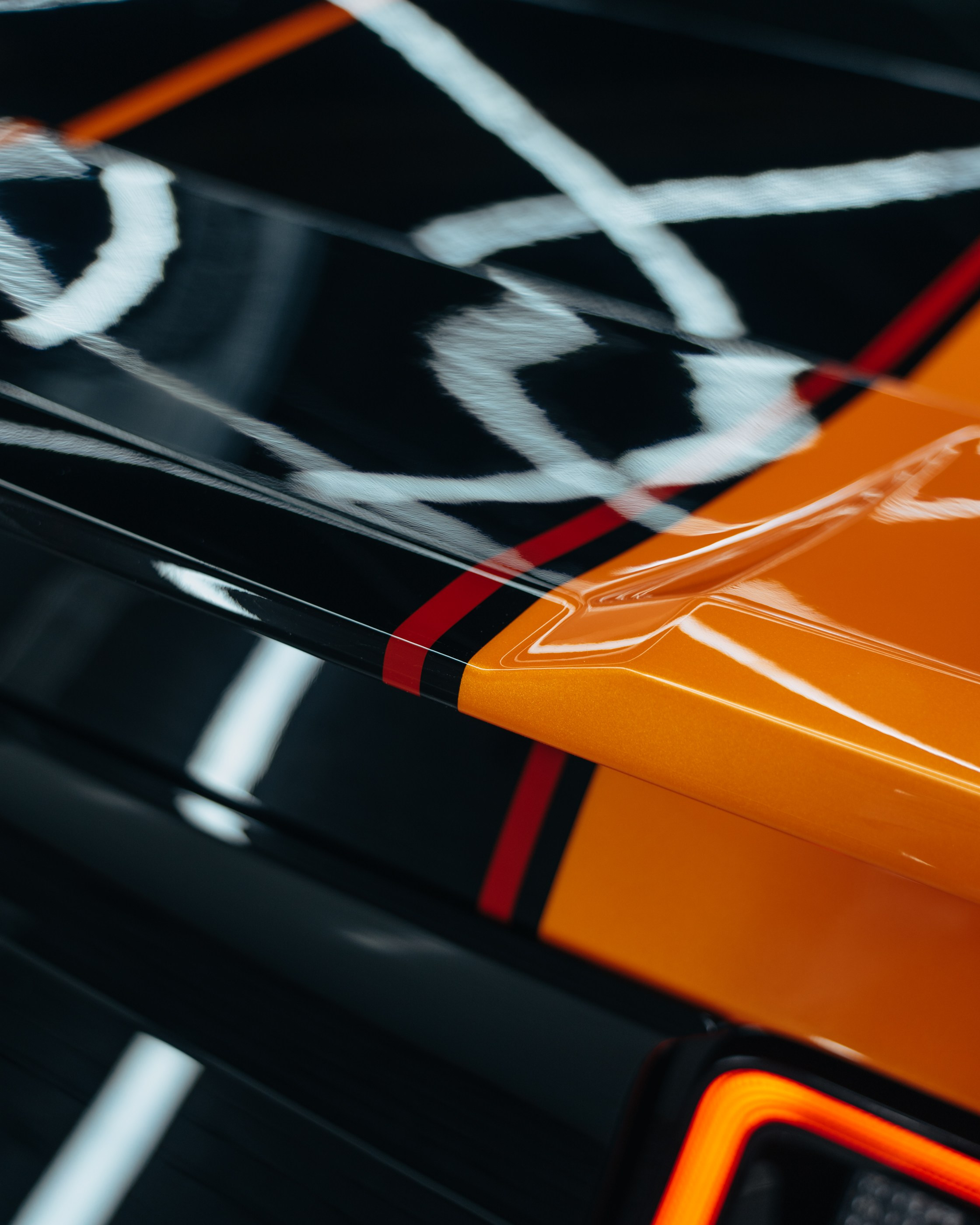 Ford Mustang Roush оранжевый окрас кузова и выкрас полос. DeLorein