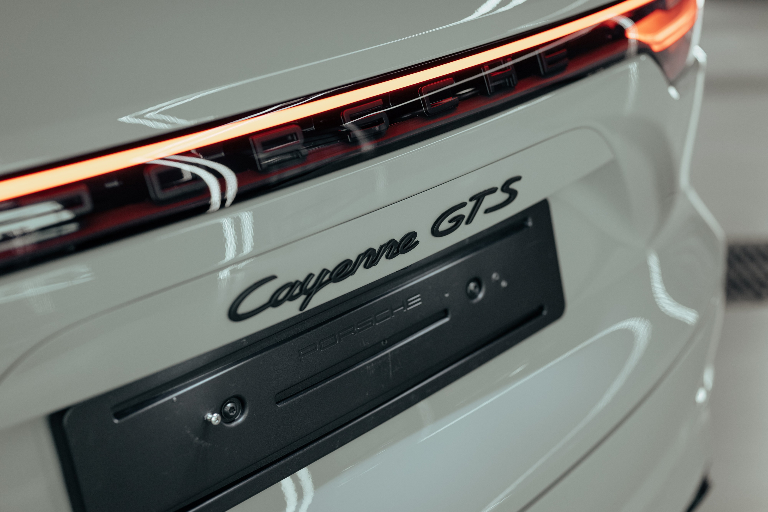 Porsche Cayenne GTS grey on red. DeLorein