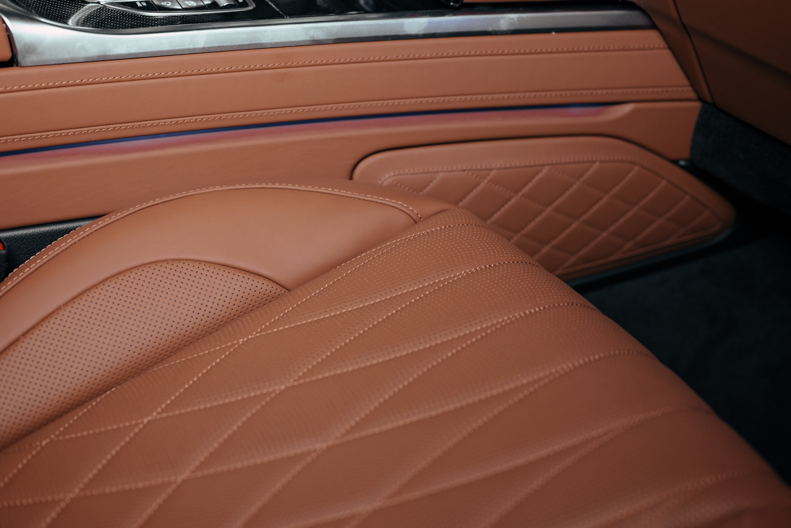 Mercedes G63 Gold. DeLorein