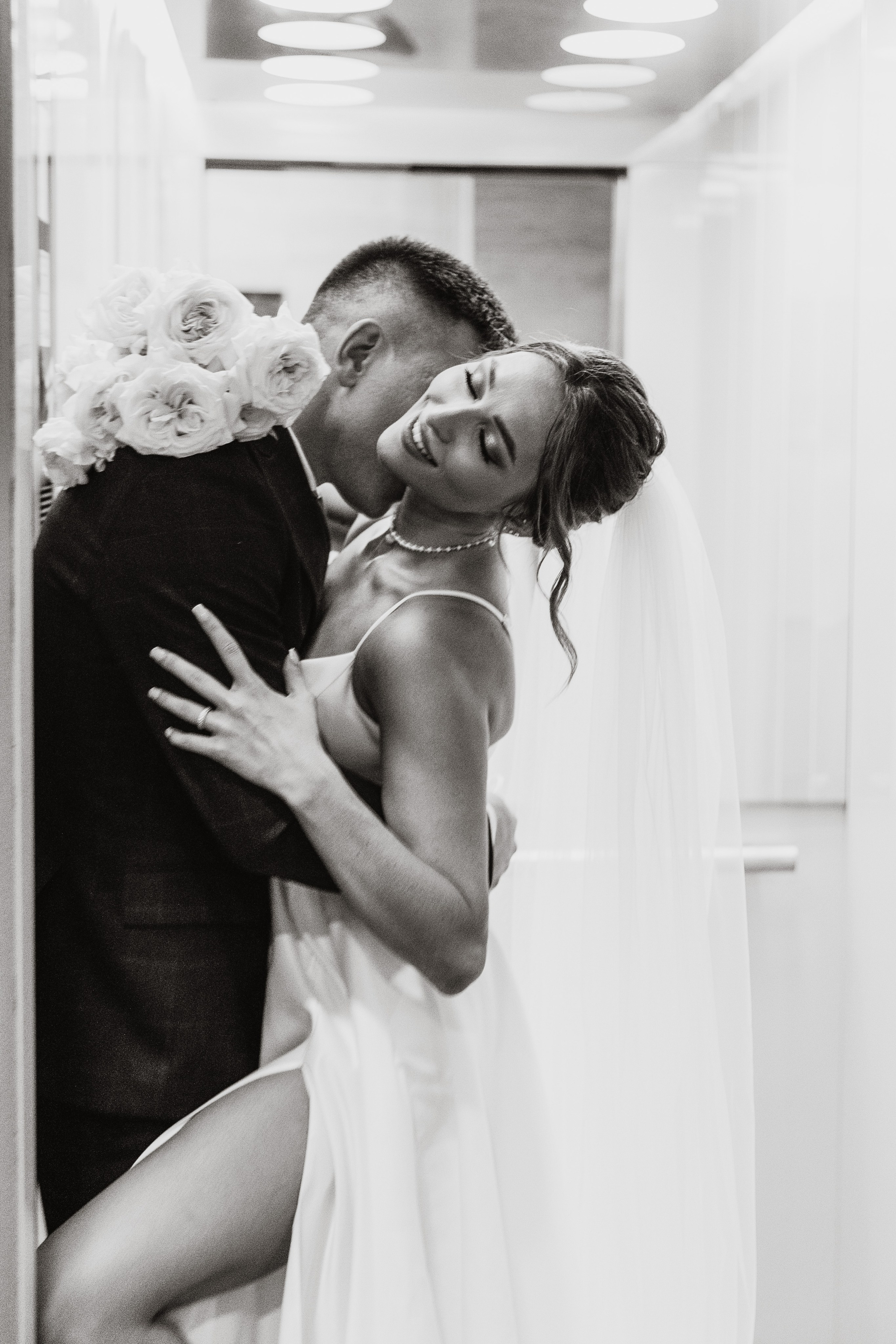поцелуй в лифте Центра семьи Казан от свадебного фотографа