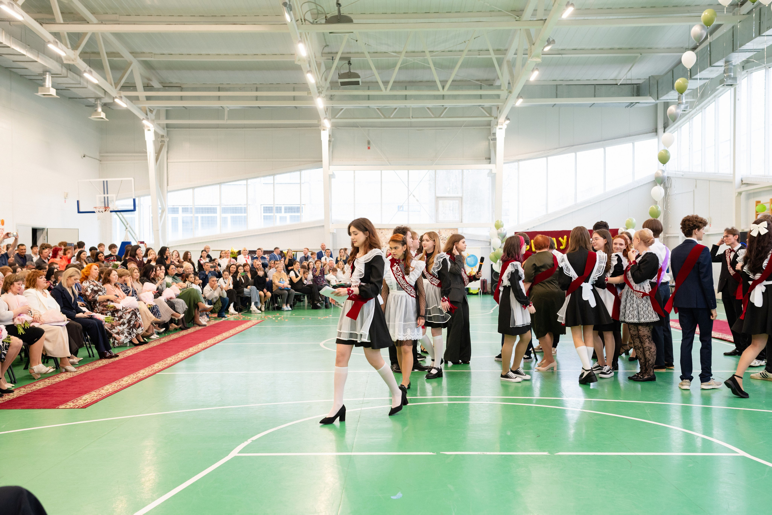 Съёмка выпускного в школе для 11 класса в Сургуте от профессионального школьного фотографа