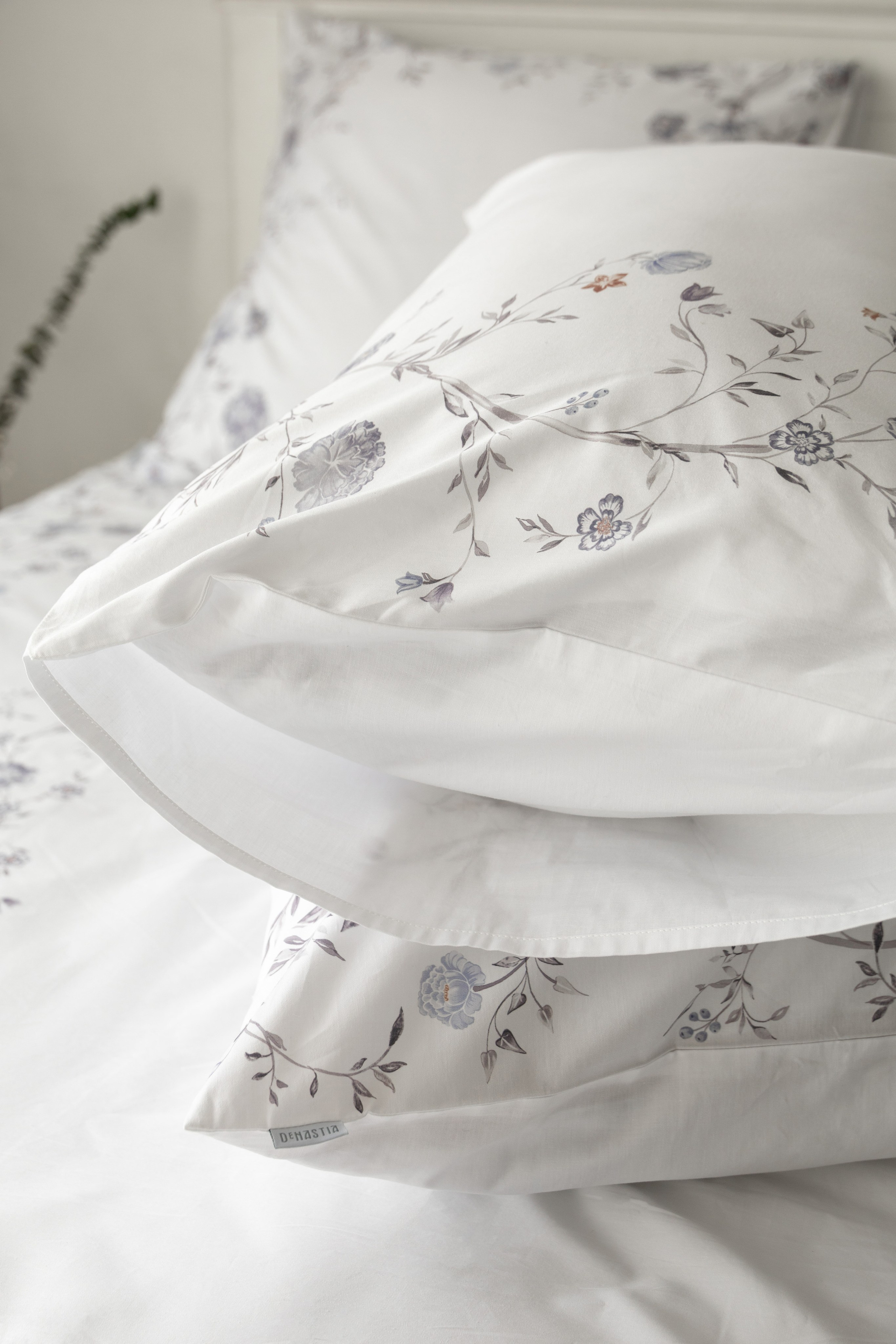 Крупный план подушек с голубым принтом | Съемка для рекламного баннера