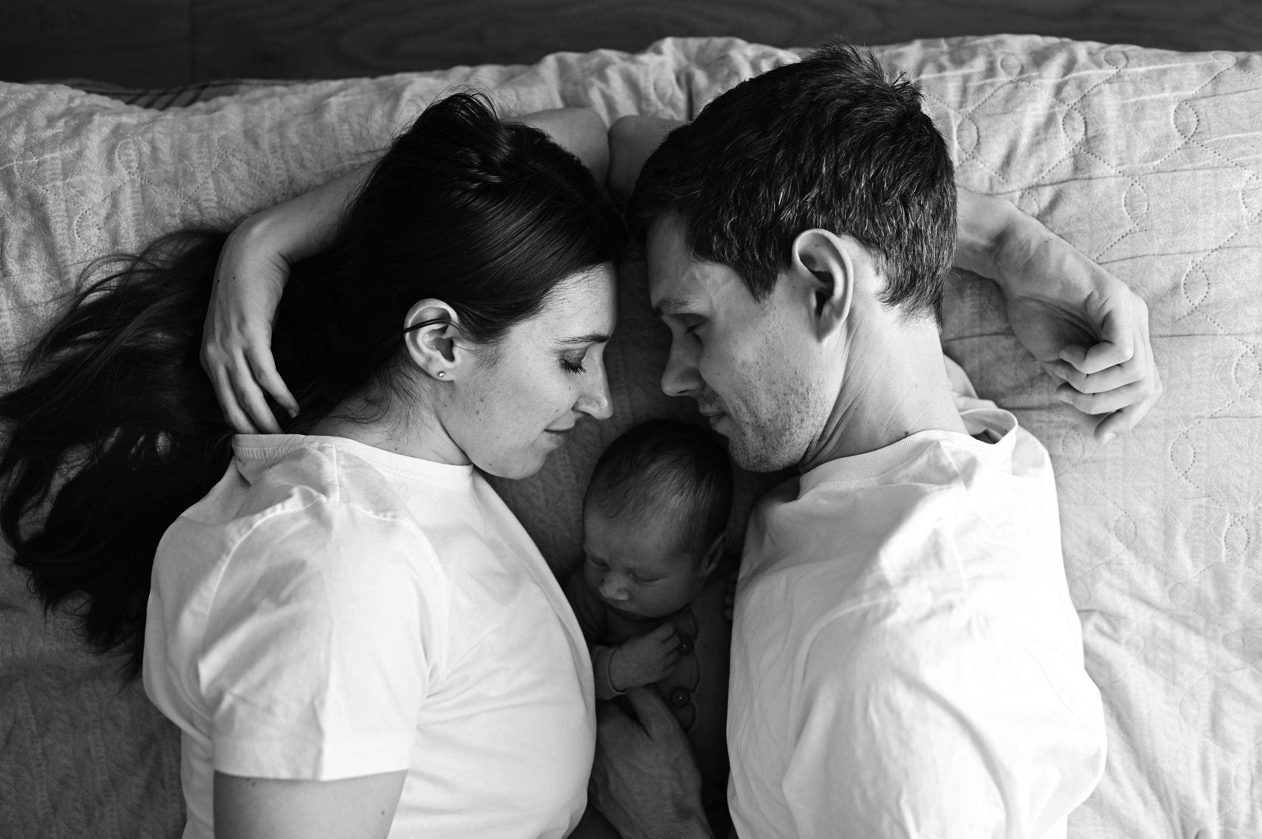 молодая пара с ребенком у себя дома на съемке LifeStyle