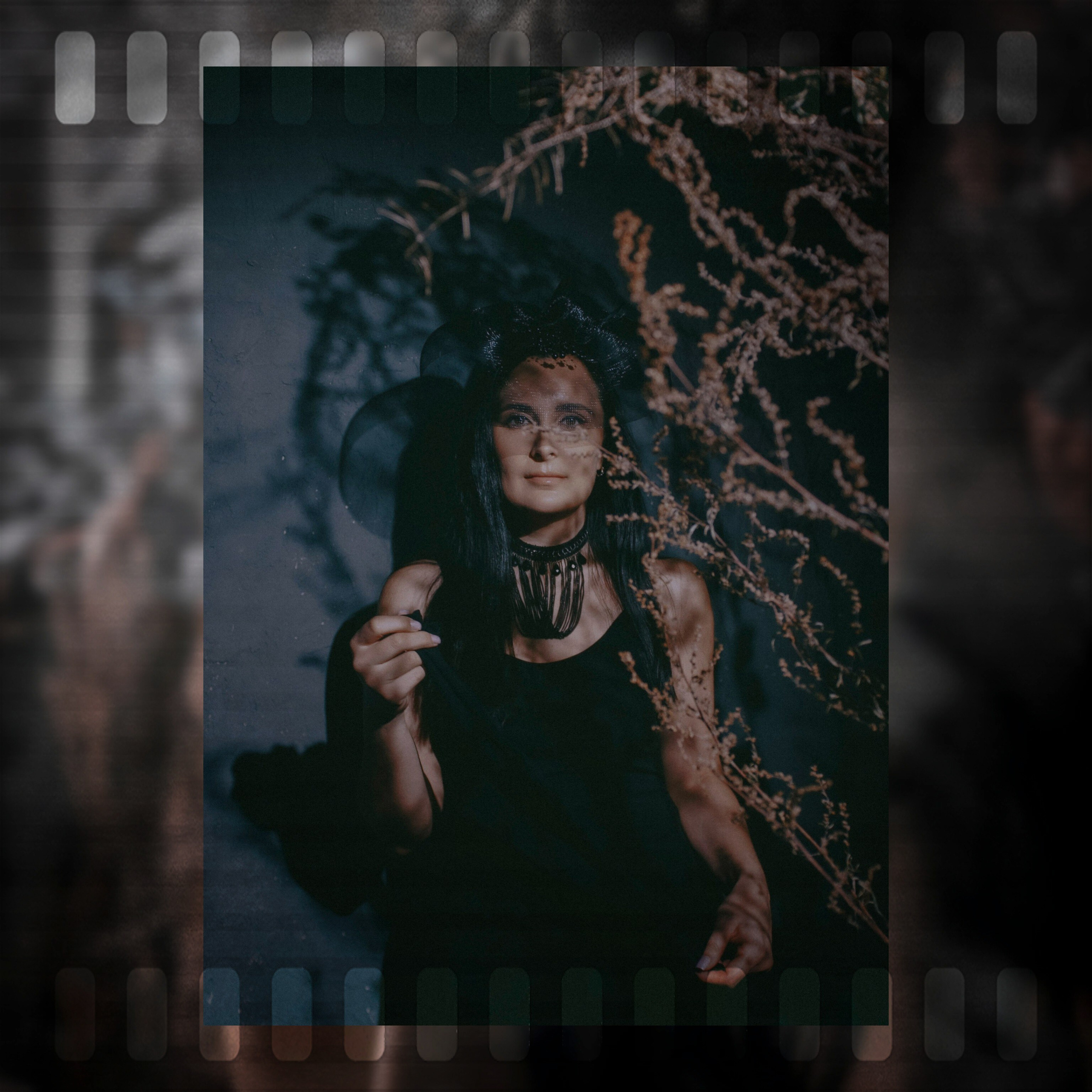 девушка на фоне сухоцветов