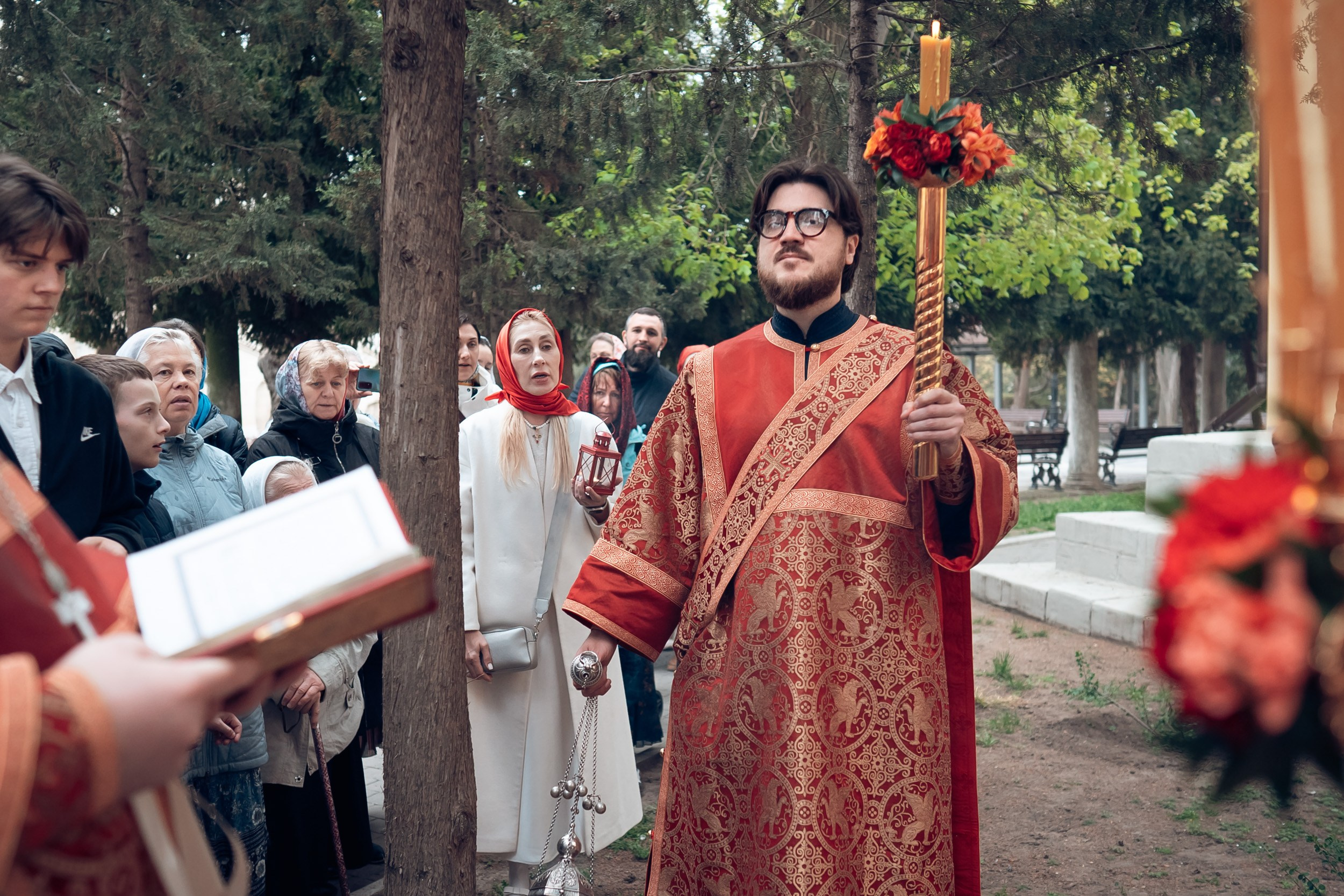 Пасхальный день христианки на Святой земле Крыма, Херсонес Севастополь. Церковный фотограф Севастополь