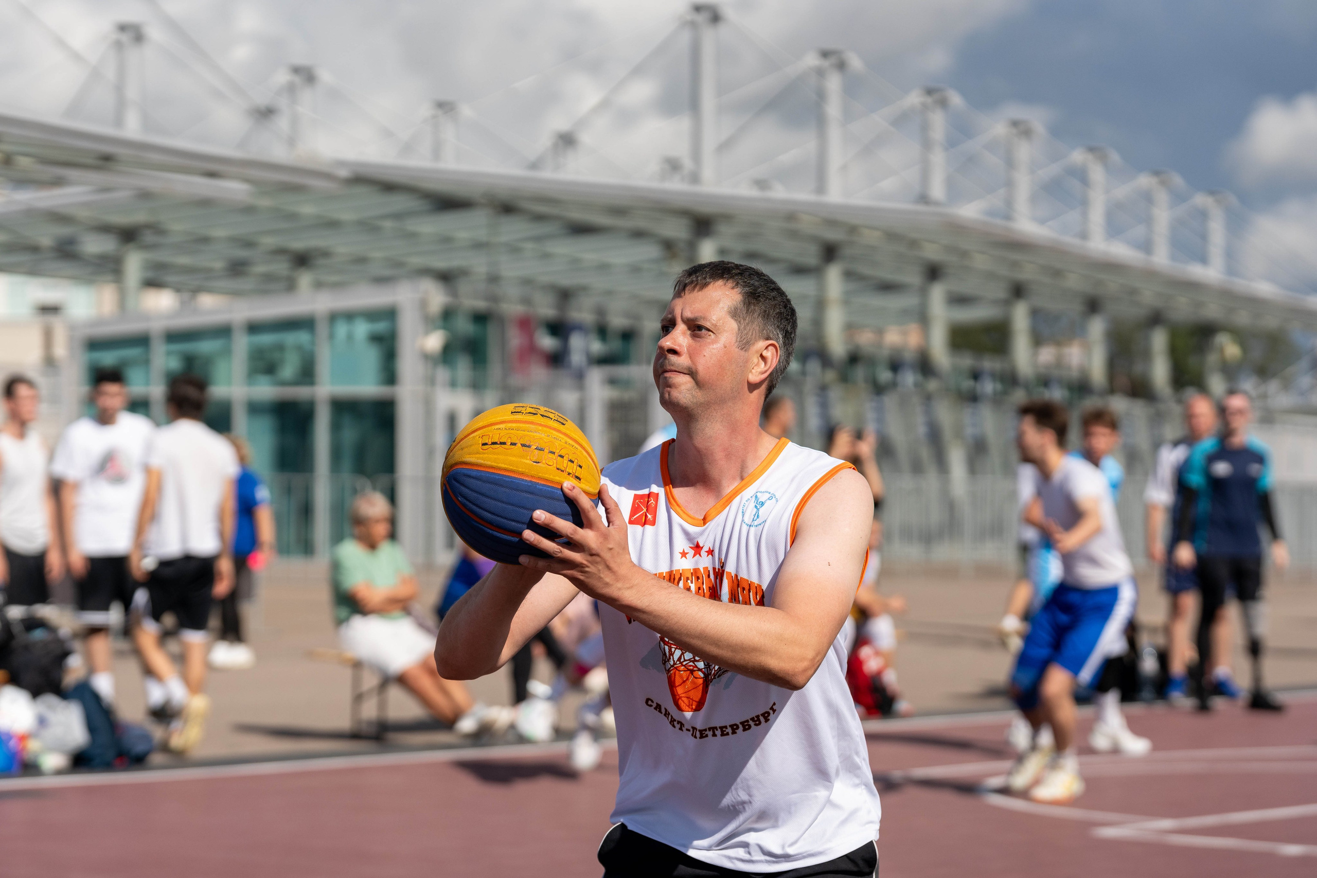 Игрок 3×3 бросает мяч – спортивный фотограф Санкт-Петербург