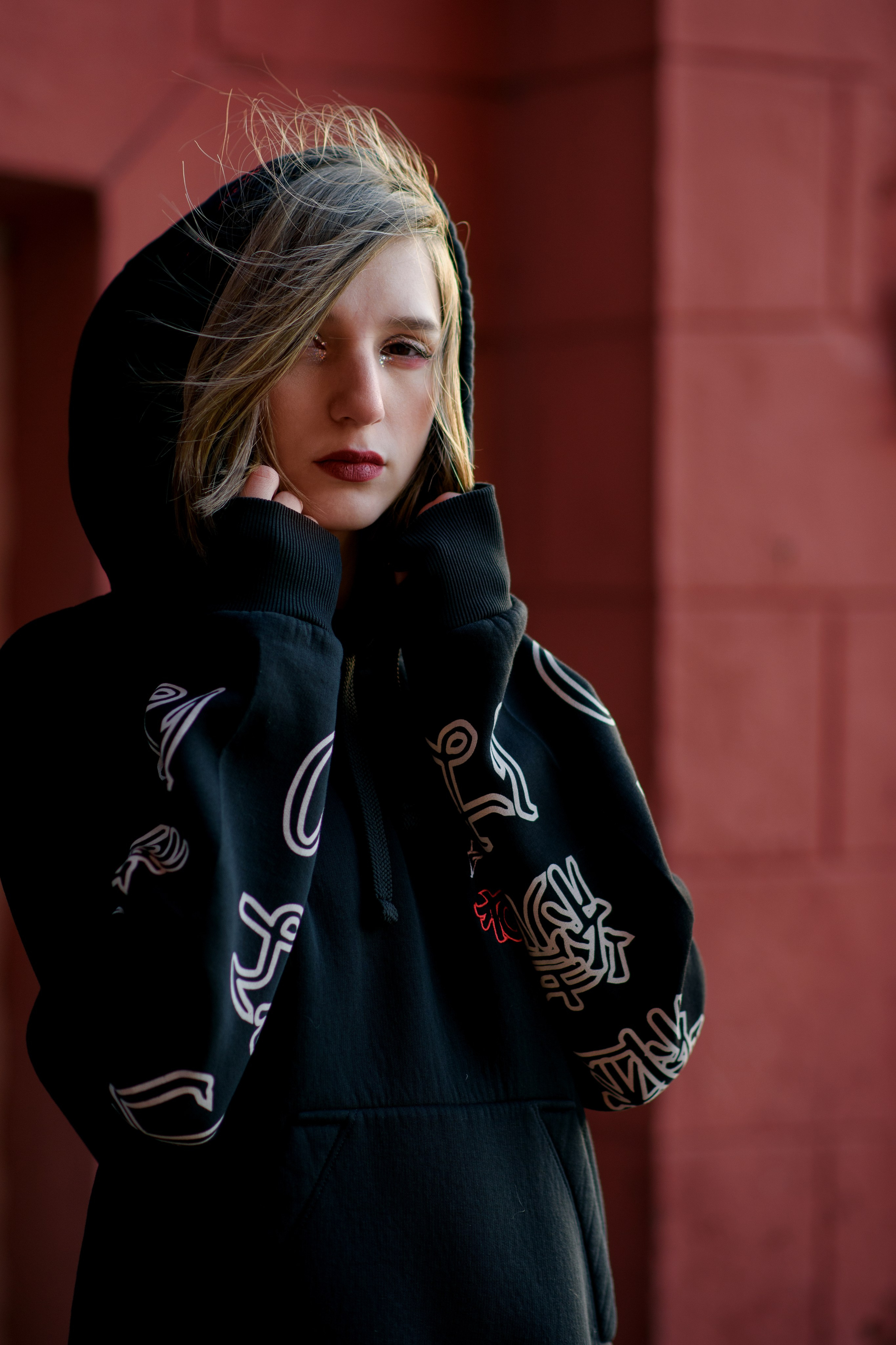 Фотосессия на 18тилетие на территории Красного октября в черной толстовке, крупный план 