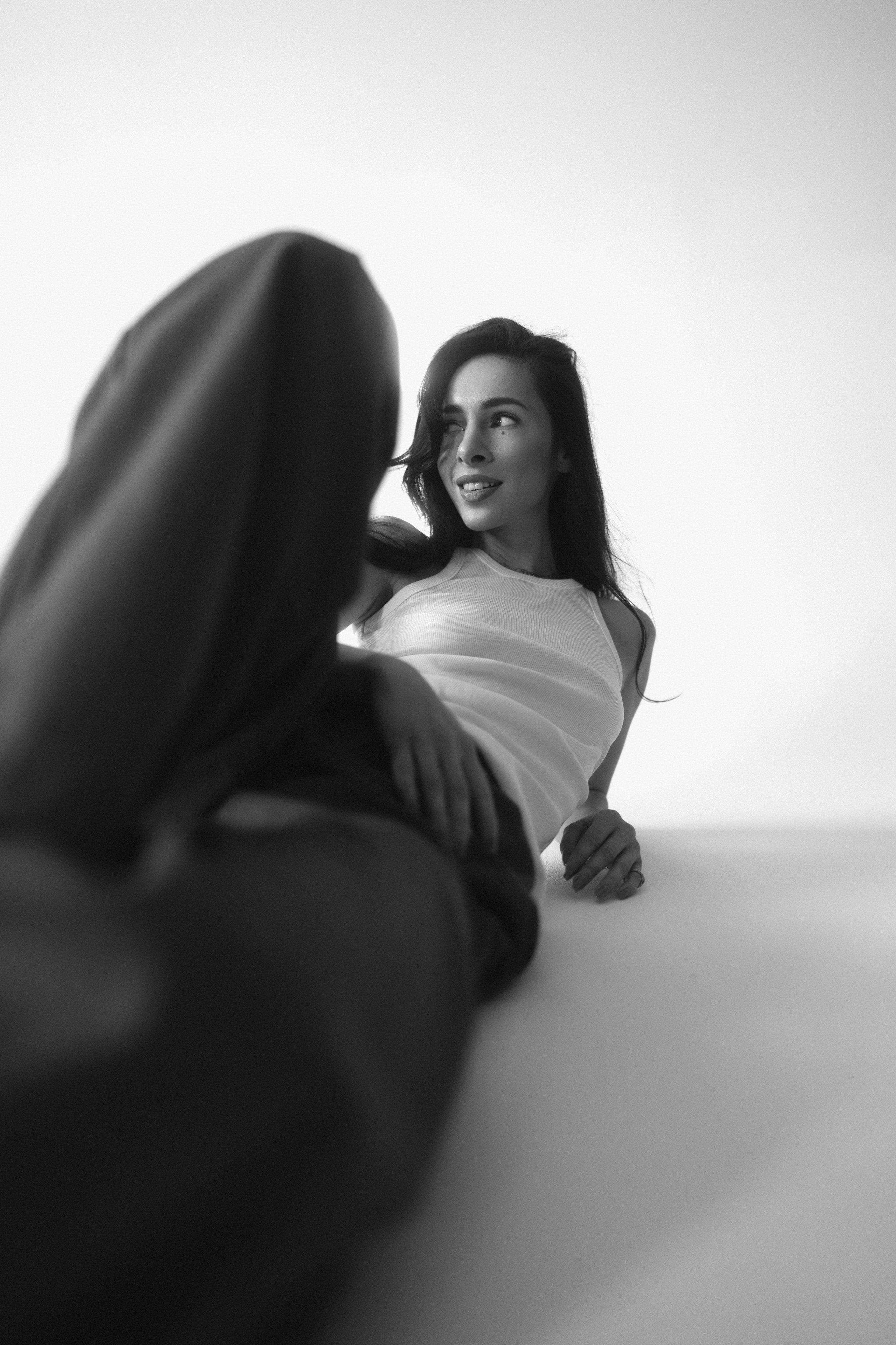 Женская портретная чб фотосессия в студии на циклораме в Казани