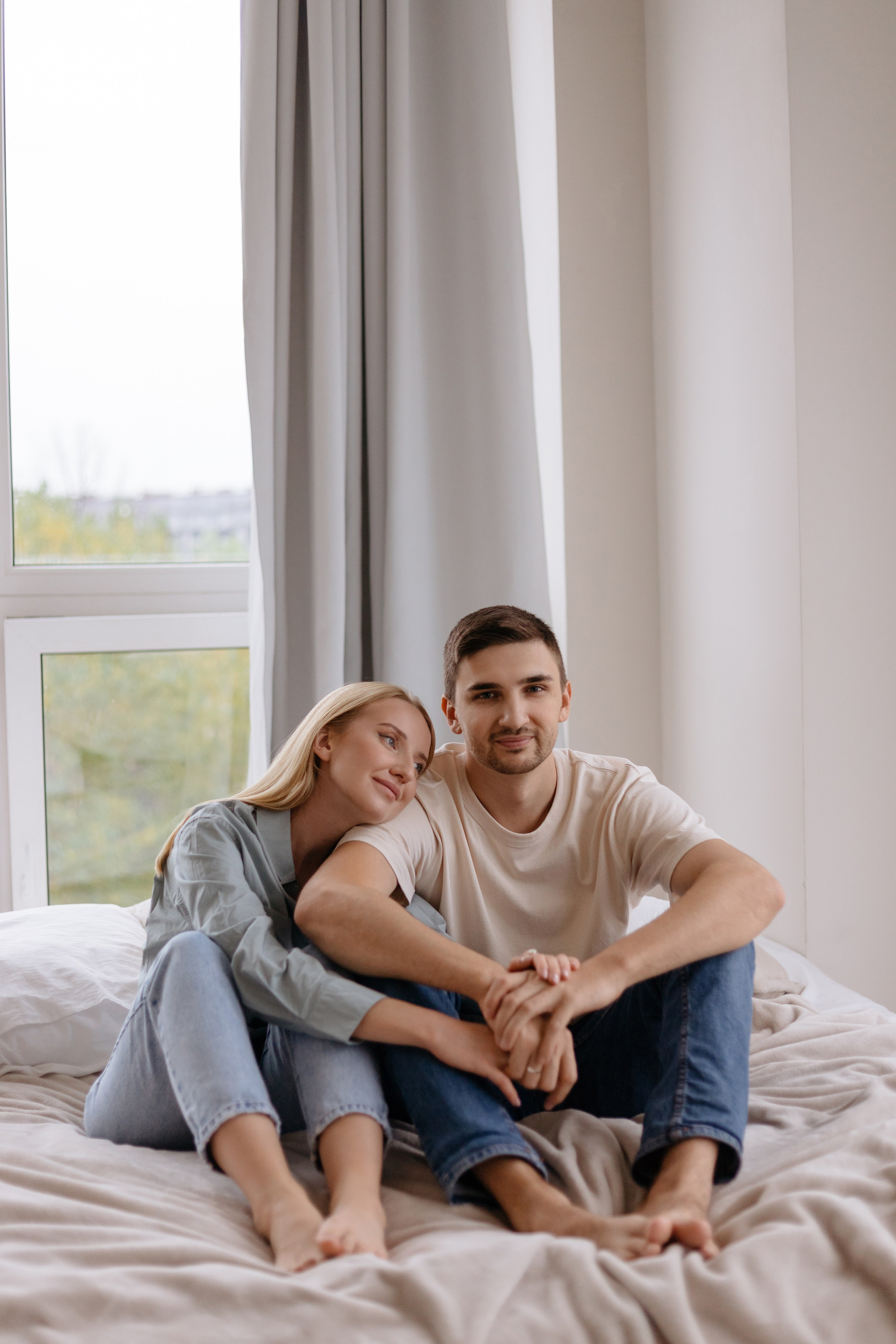 Парная фотосессия в минималистичной студии. Сестры Карабаза. Фотографы и ретушеры в Москве и Санкт-Петербурге