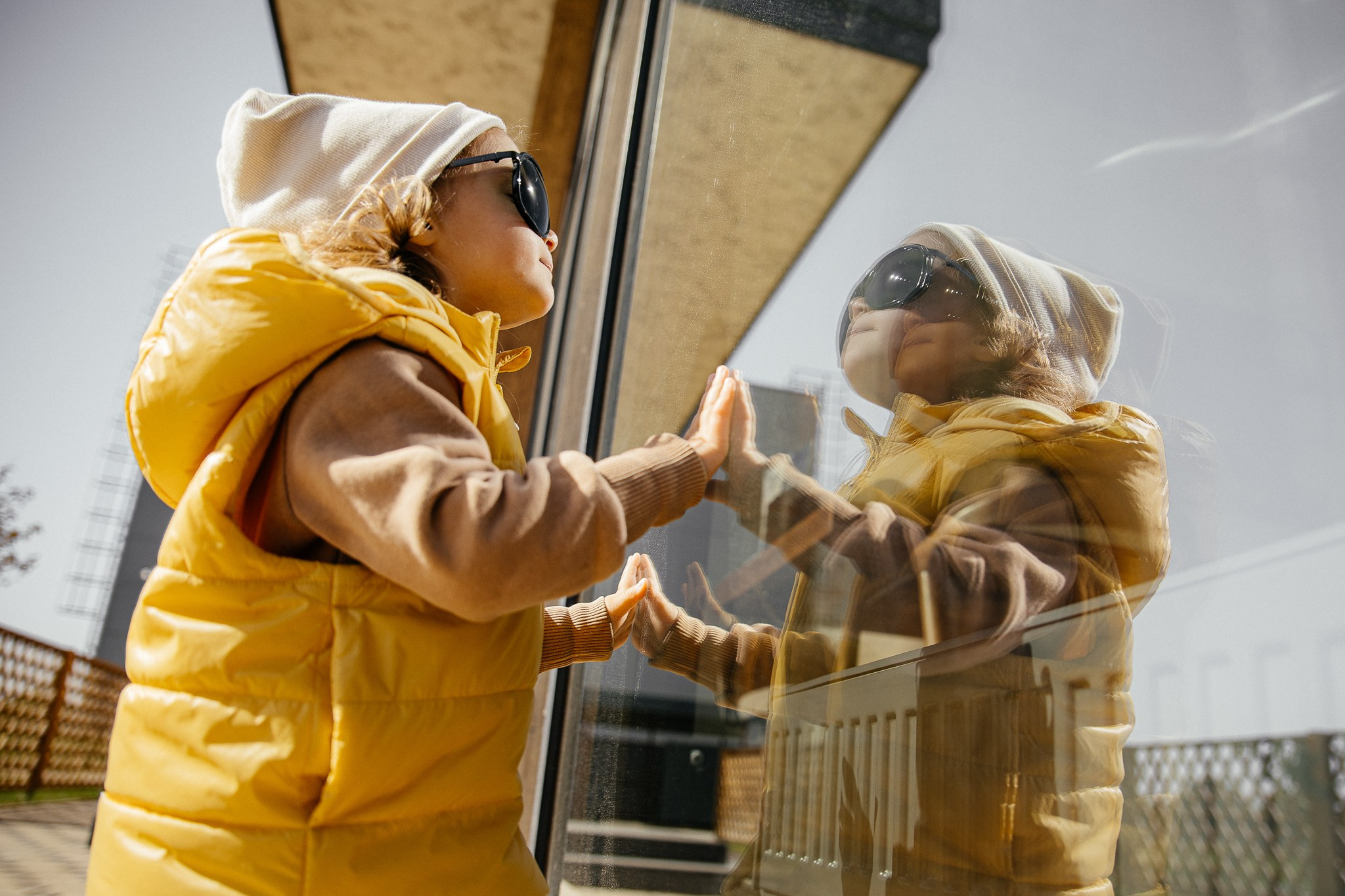 Ева в желтой куртке: Идеи для фотосессии на разных фонах. Семейный и свадебный фотограф Ростове-на-Дону