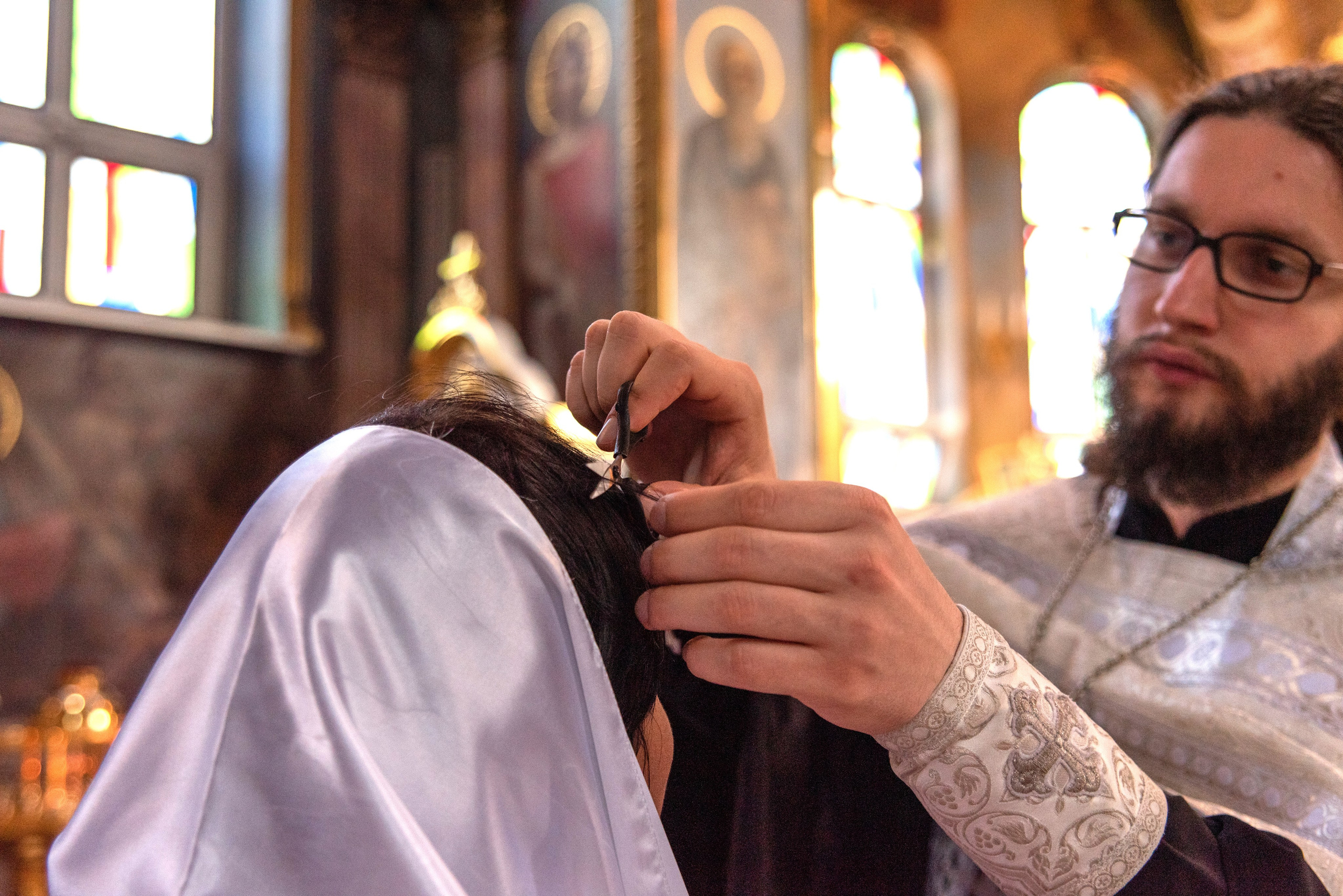 Фотосъемка крещения в Краснодаре - пострижение волос на голове новокрещённого 