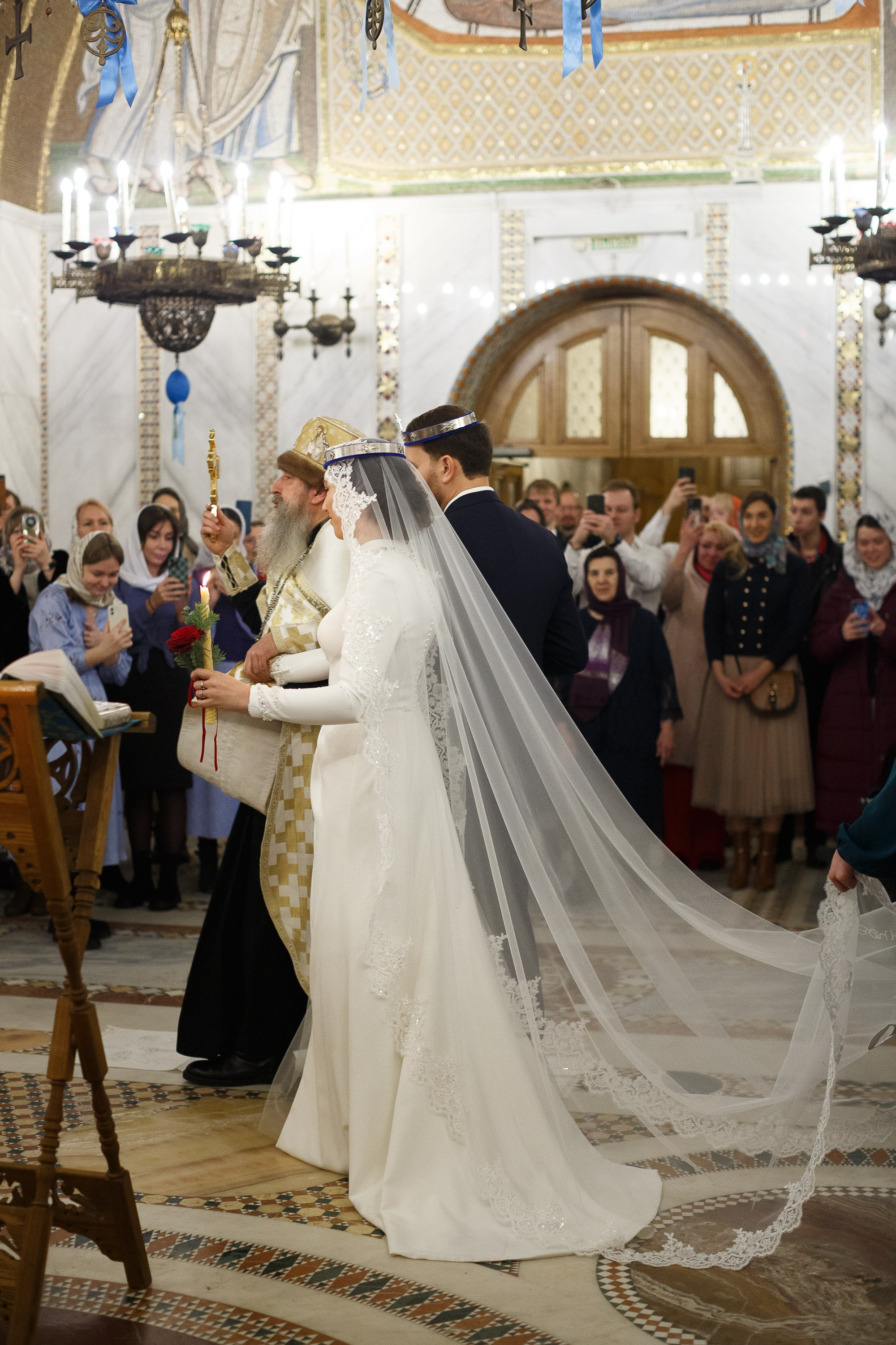 Венчание в храме Покрова Пресвятой Богородицы в Ясенево. Фотограф Арсений Юревич.