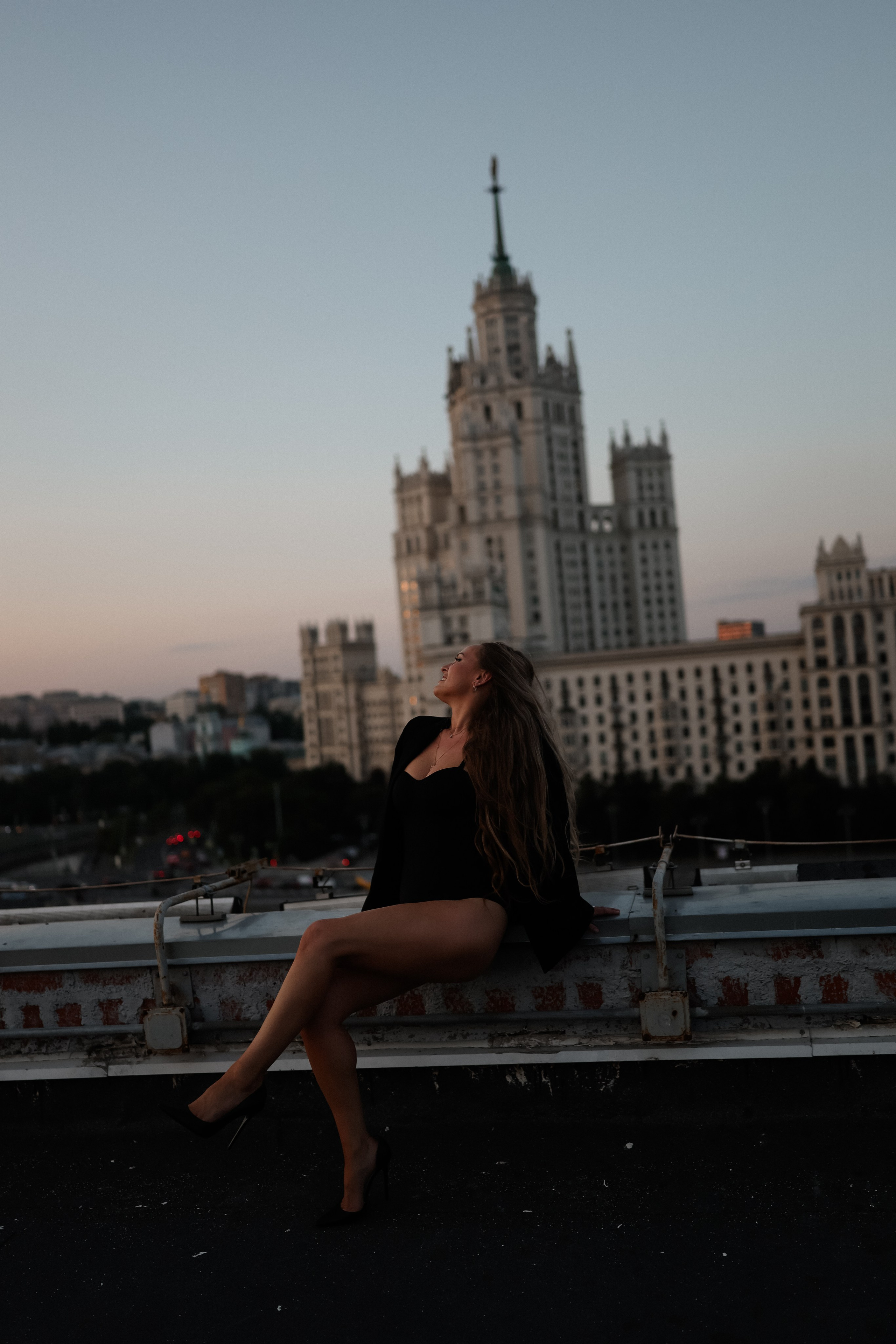 На крыше города с видом на Котельническую набережную. Свадебный фотограф в Москве Людмила Яковлева