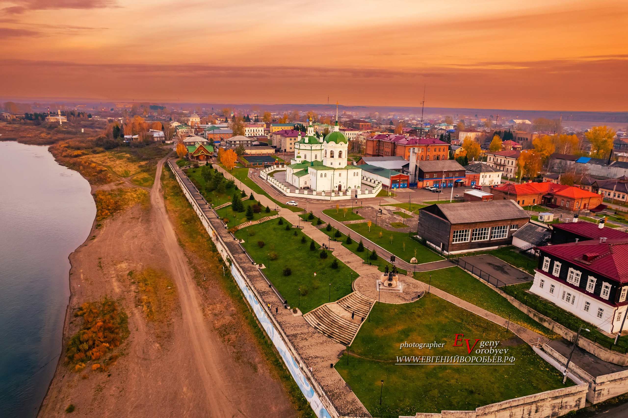 экскурсии Енисейск Красноярск аренда микроавтобуса трансфер индивидуальный тур фото набережная дегустация сибирской кухни интересные места что посмотреть куда сходить что посетить достопримечательности в Енисейске  храм церковь монастырь фототур  цена заказать экскурсию программа маршрут смотровые площадки видовые красивые места путешествие туристический маршрут 