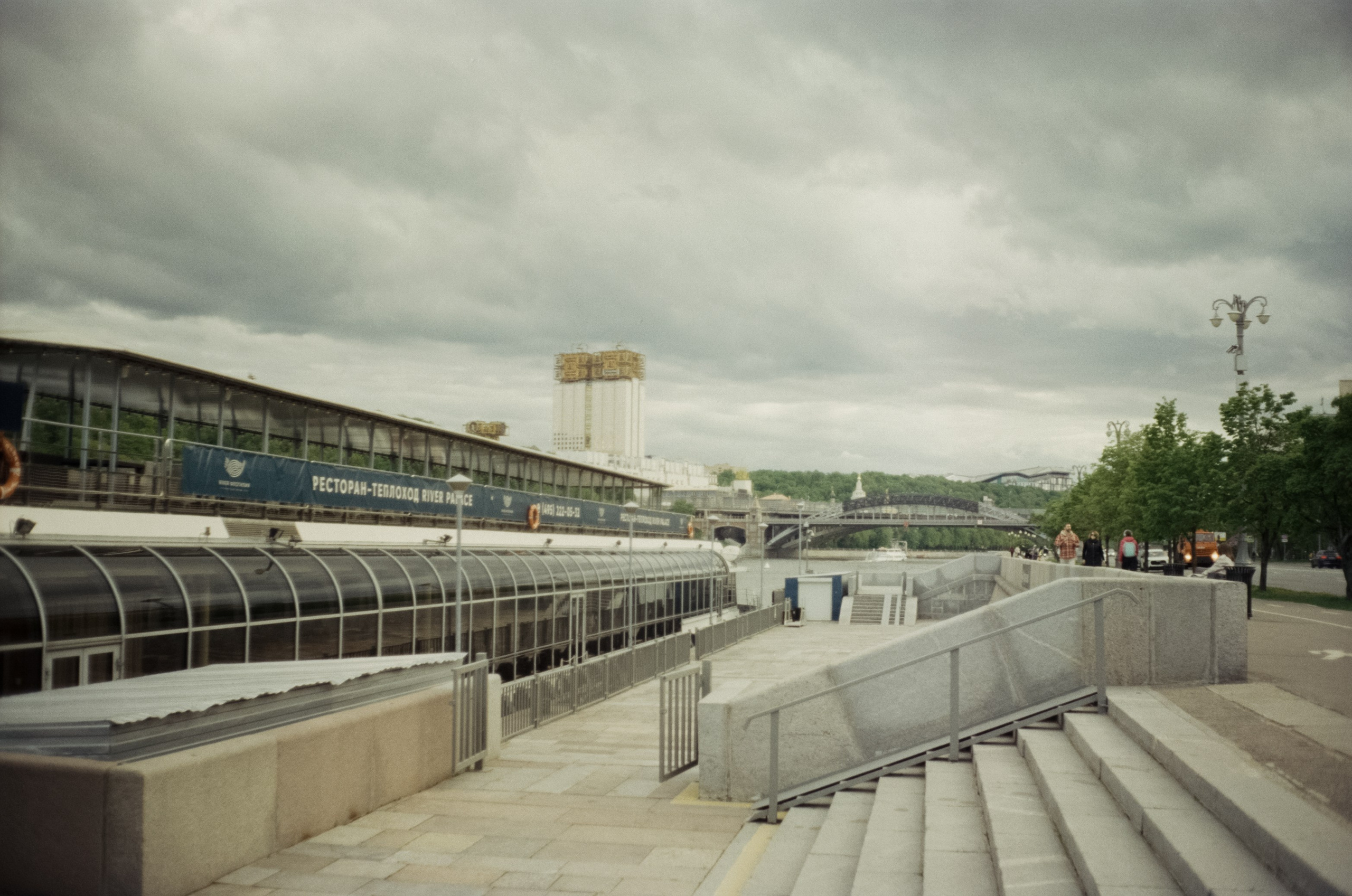 Ricoh FF-1 gray | Perspekriva expired Vision 200D | Фрунзенская набержная 5 мая 2025 года