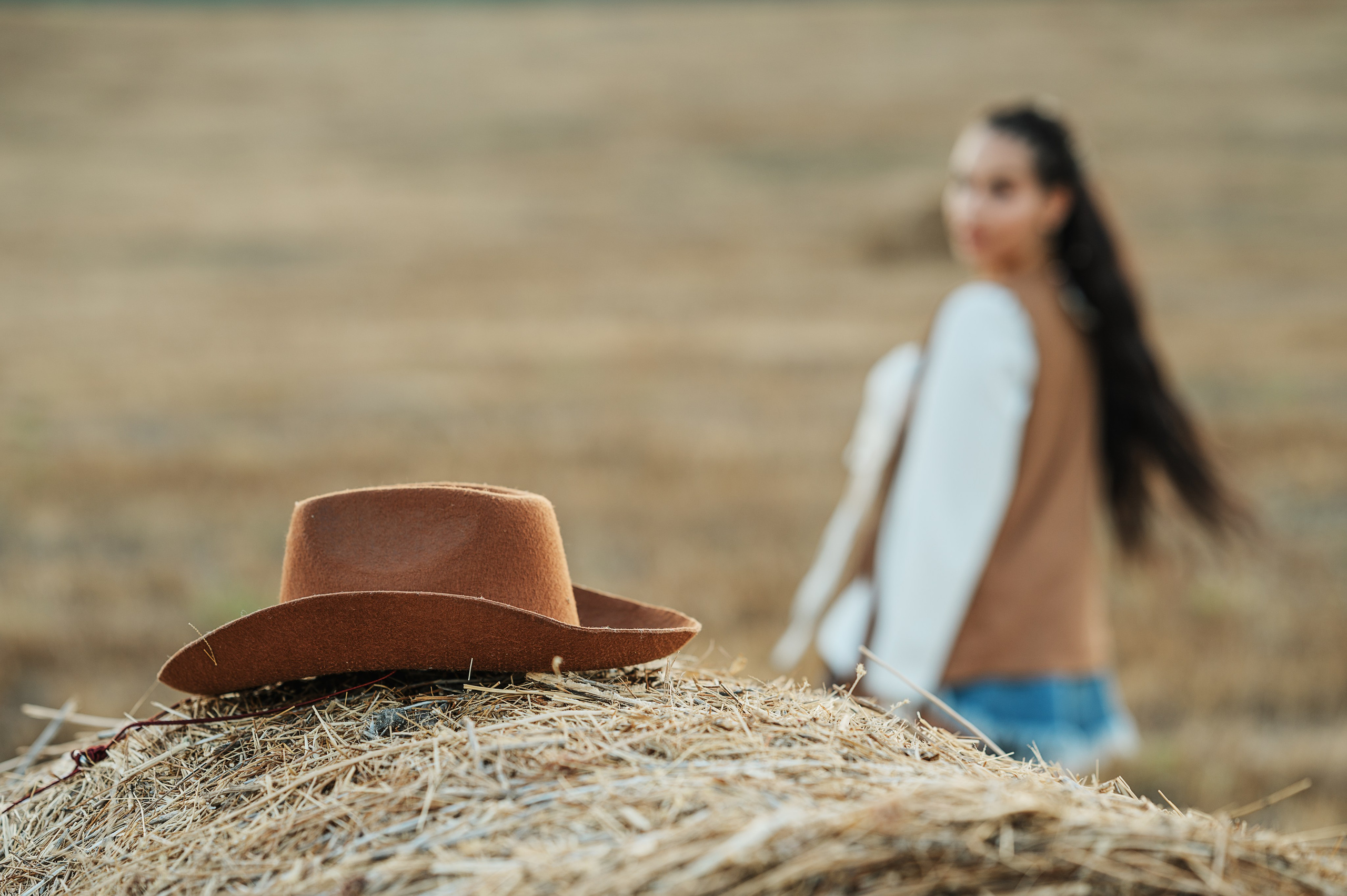 Фотосессия в стиле кантри на закате в стогах сена. Идеи для фотосессии в Крыму. Фотограф в Симферополе и по Крыму Ольга Топоривская. Лучшие места для фотосессий в Крыму.