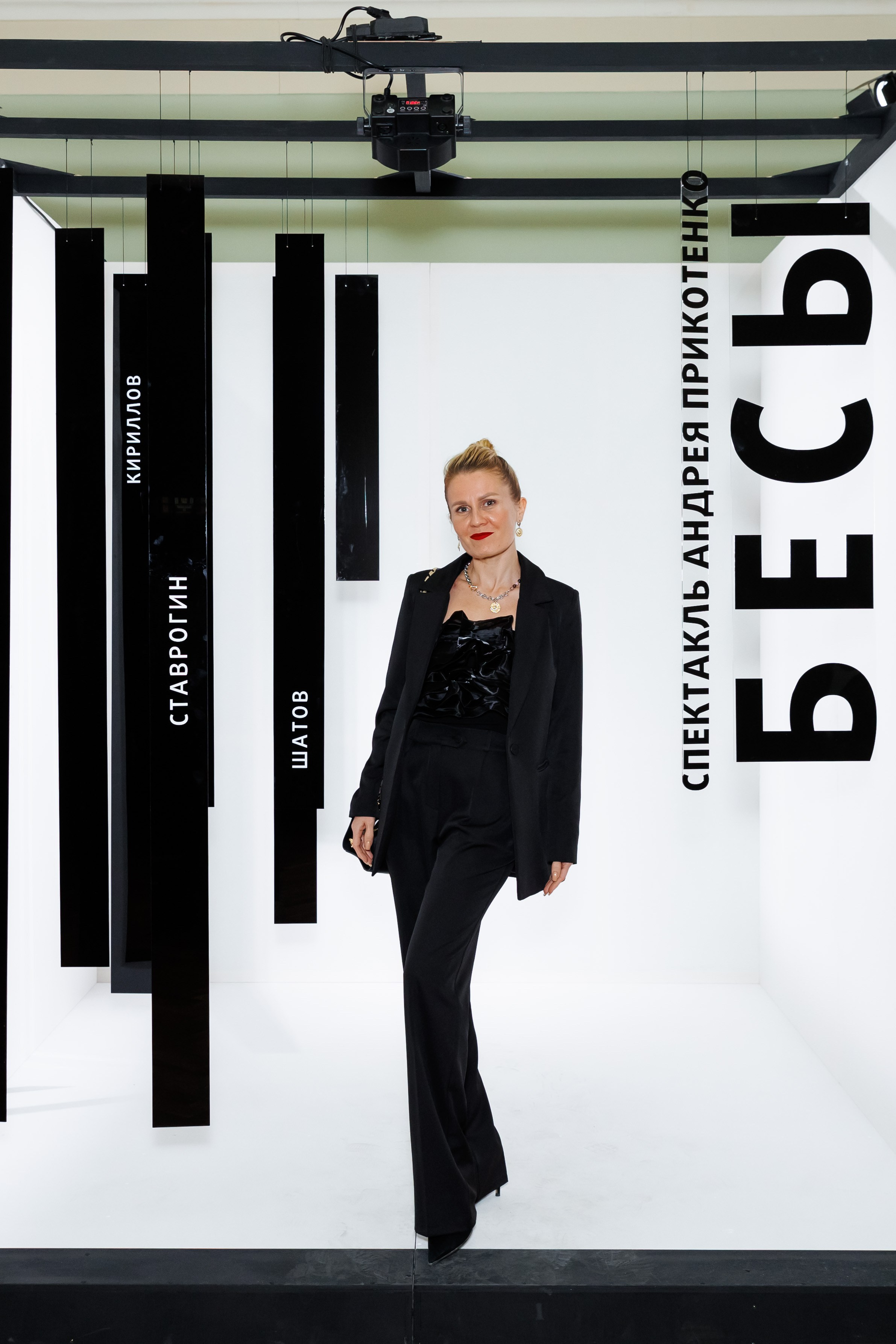 Красный факел — фотозона перед премьерой спектакля. Фотограф Новосибирск — Наталья Гресь