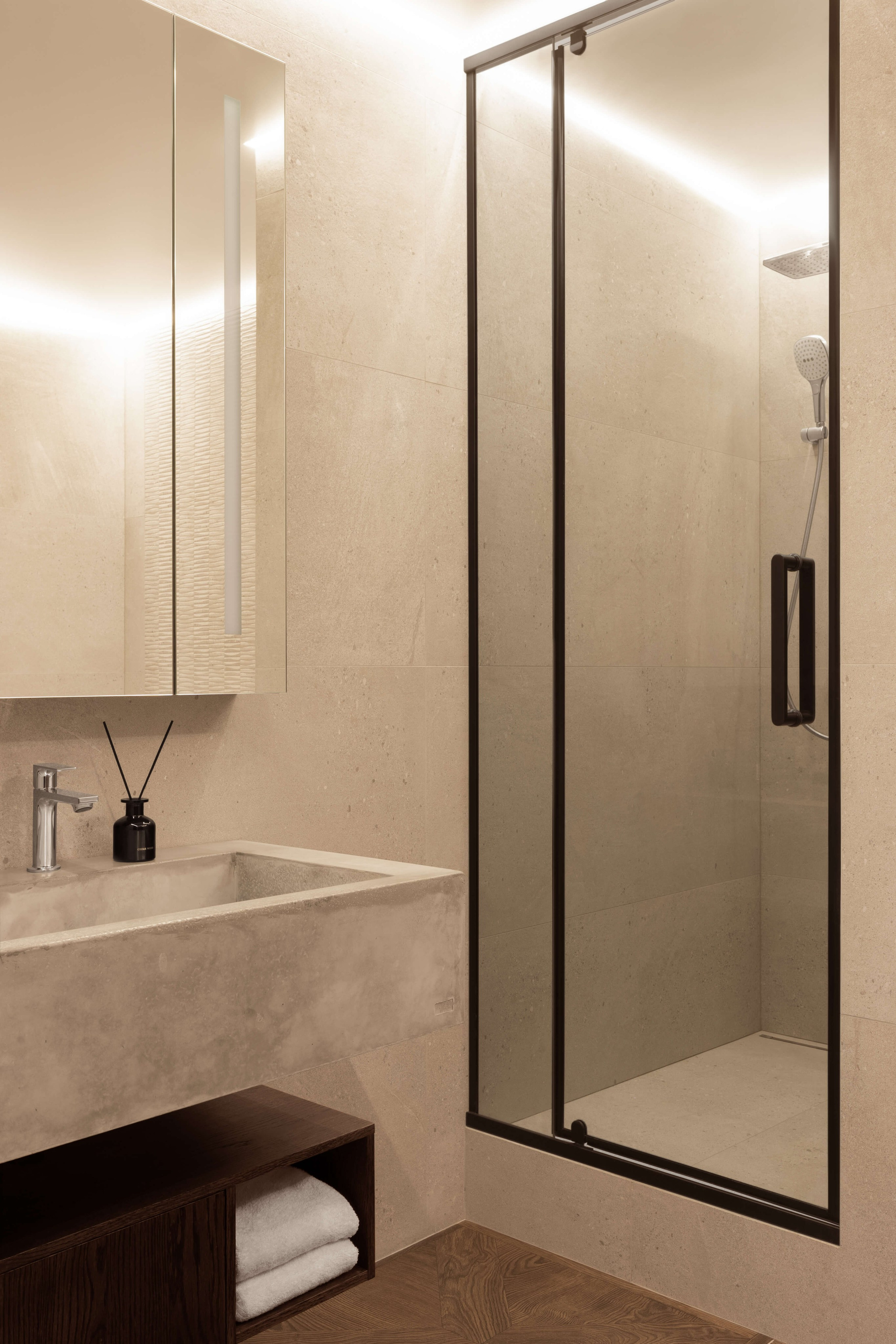 Современная ванная комната — раковина из камня, душевая перегородка Rimadesio и минималистичный дизайн Astudio.