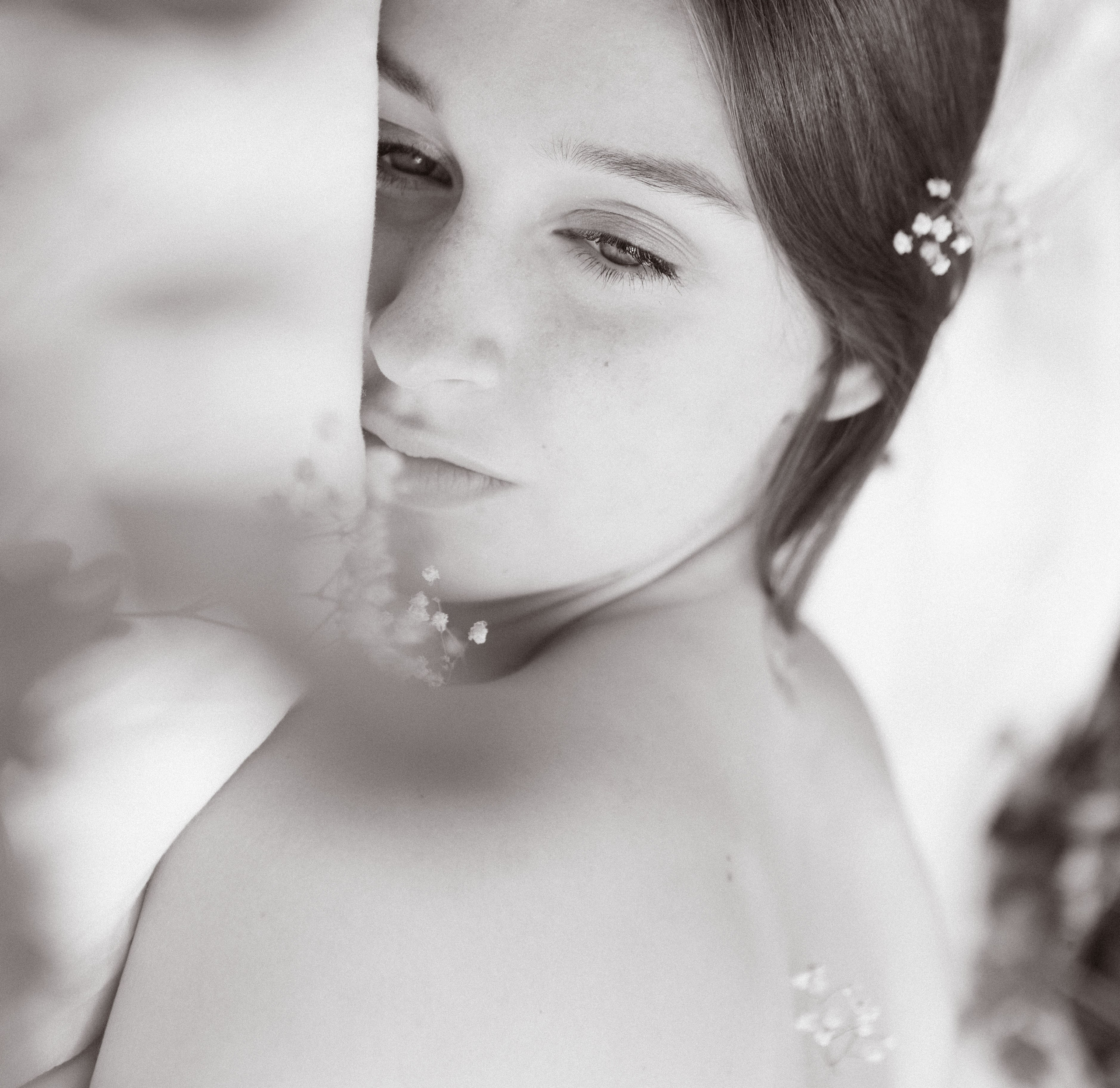 Летняя фотосессия в поле. Девушка в поле в кровати