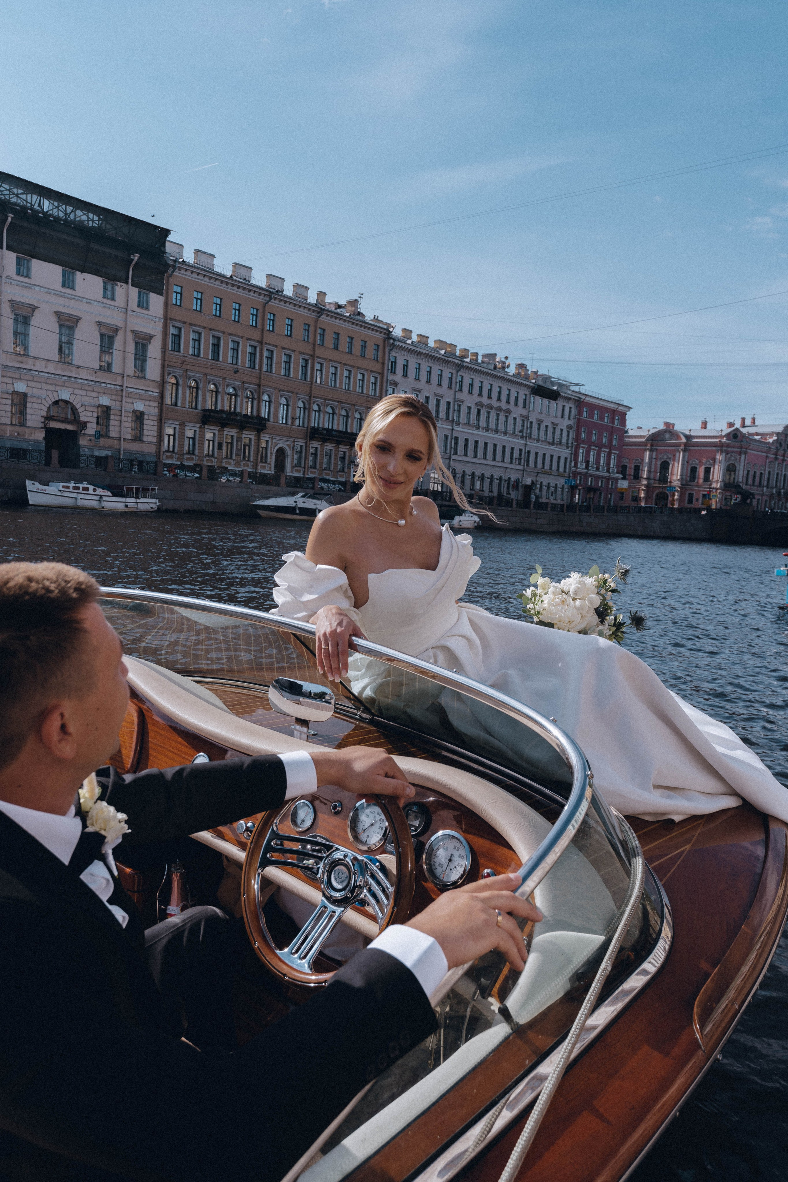 СВАДЕНБНАЯ СЬЕМКА НА КАТЕРЕ ПО КАНАЛАМ САНКТ-ПЕТЕРБУРГА И В АКВАТОРИИ НЕВЫ. Профессиональный фотограф, Санкт-Петербург — Виктория Богомолова