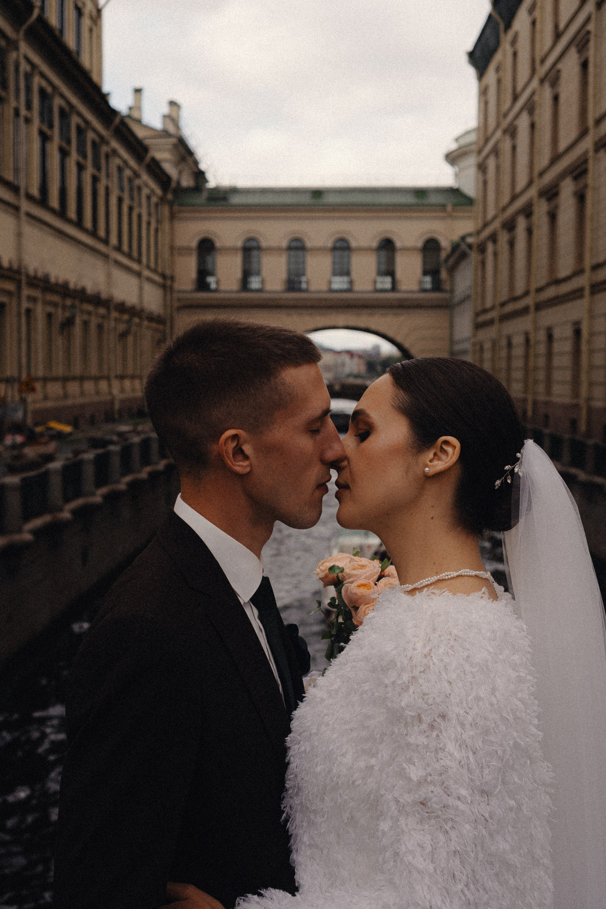 СВАДЕБНАЯ ПРОГУЛКА В САНТК-ПЕТЕРБУРГЕ (ИСАКИЕВСКИЙ СОБОР, ЗИМНЯЯ КАНАВКА, ЭРМИТАЖ И БОЛЬШАЯ МОРСКАЯ УЛИЦА). Профессиональный фотограф, Санкт-Петербург — Виктория Богомолова