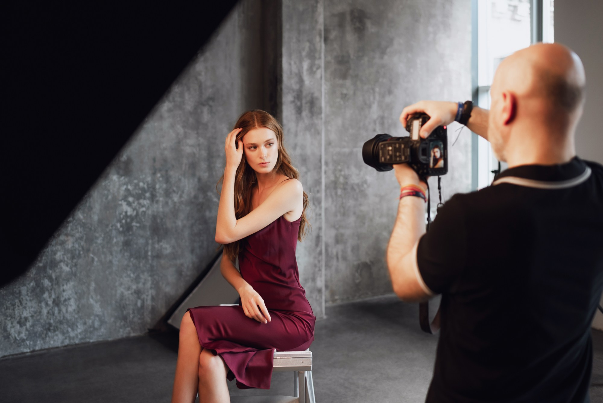 фотограф бэкстейдж со съемок модели