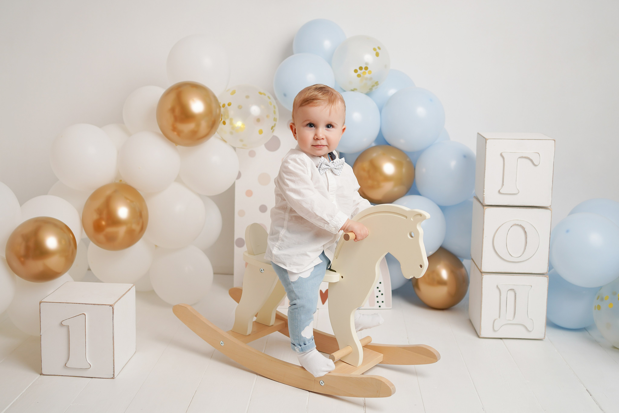 Детская фотосессия прошла празднично, фотограф подготовил фотозону из шариков и различный реквизит.