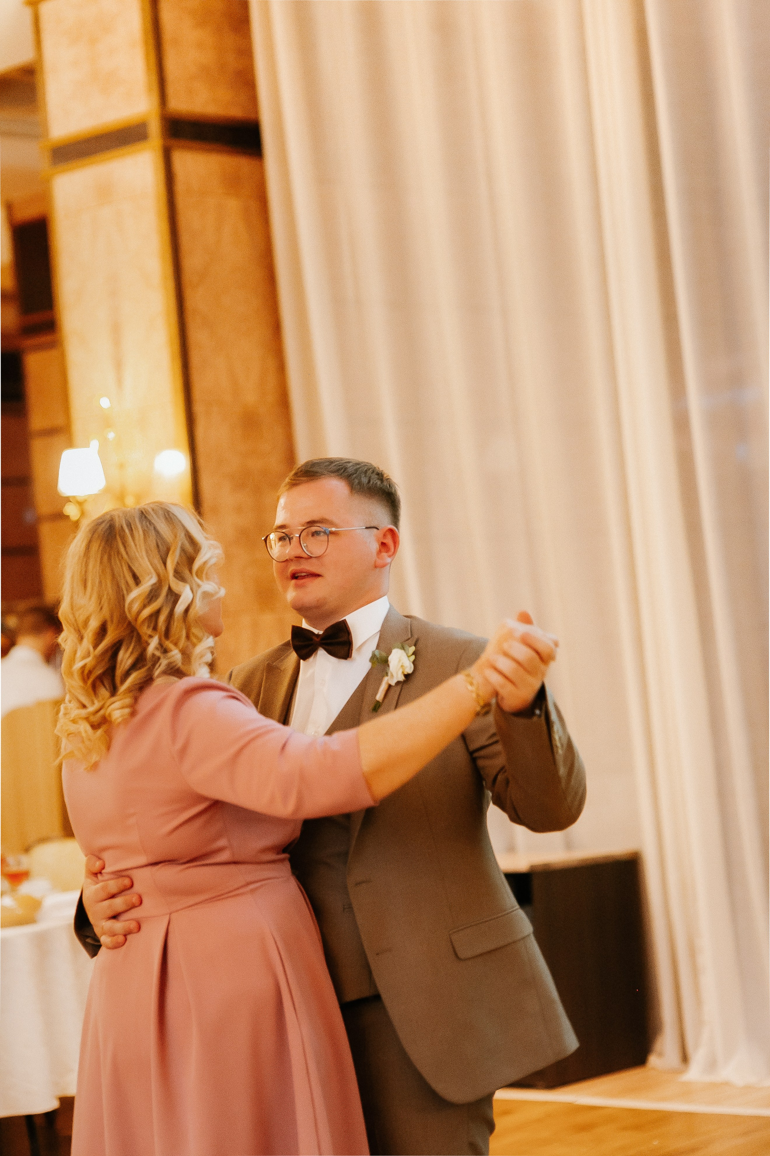 Свадебная осенняя фотосессия Ивана и Лидии в городе. Свадебный и репортажный фотограф в Ярославле и Санкт-Петербурге Роман Микрюков