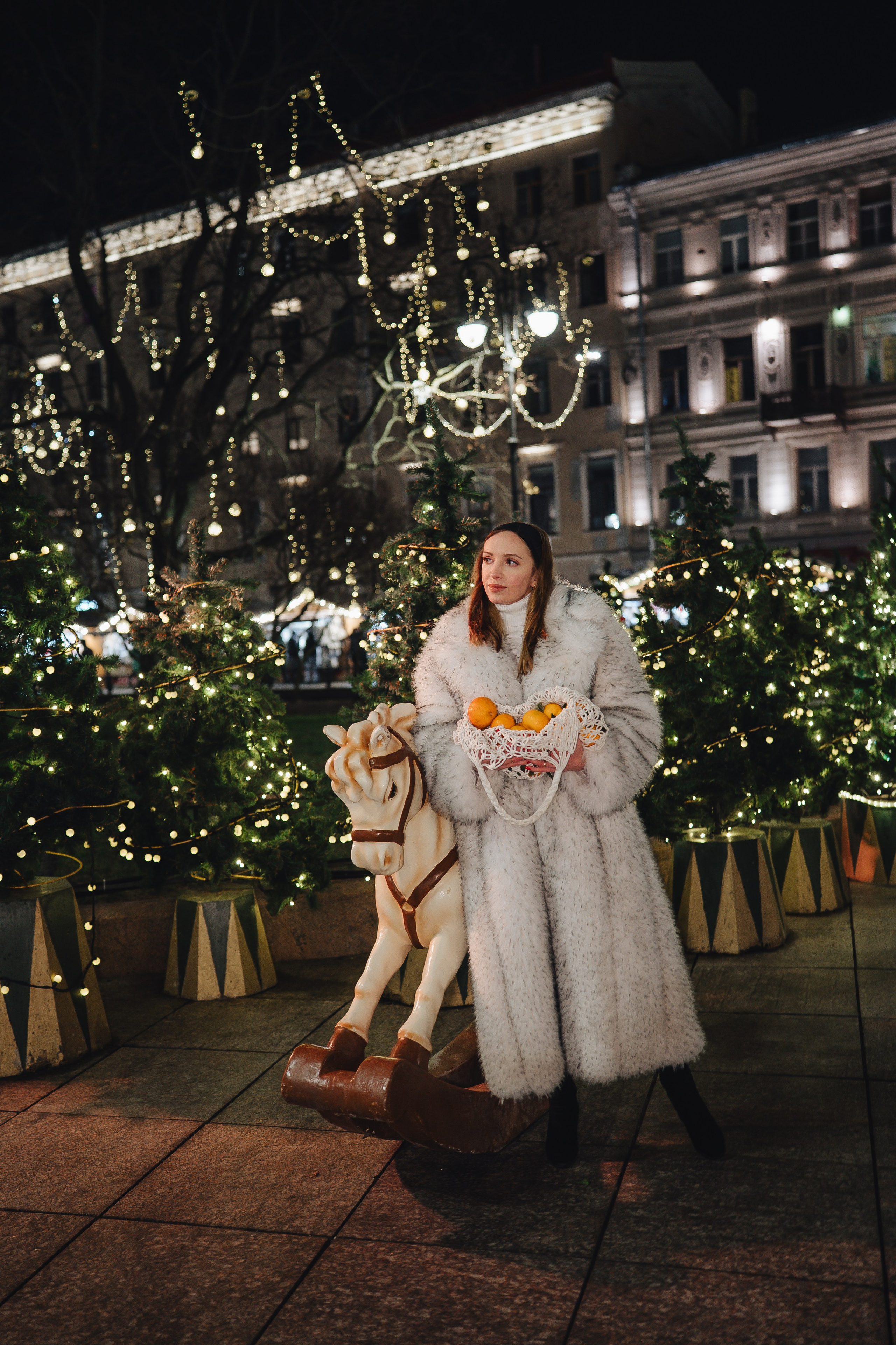 ПРОГУЛКА НА МАНЕЖНОЙ ПЛОЩАДИ ДЛЯ ДЕВУШКИ ПЕРЕД НОВЫМ ГОДОМ (НОВОГОДНЯЯ ФОТОСЕССИИЯ НА МАНЕЖНОЙ ПЛОЩАДИ). Профессиональный фотограф, Санкт-Петербург — Виктория Богомолова