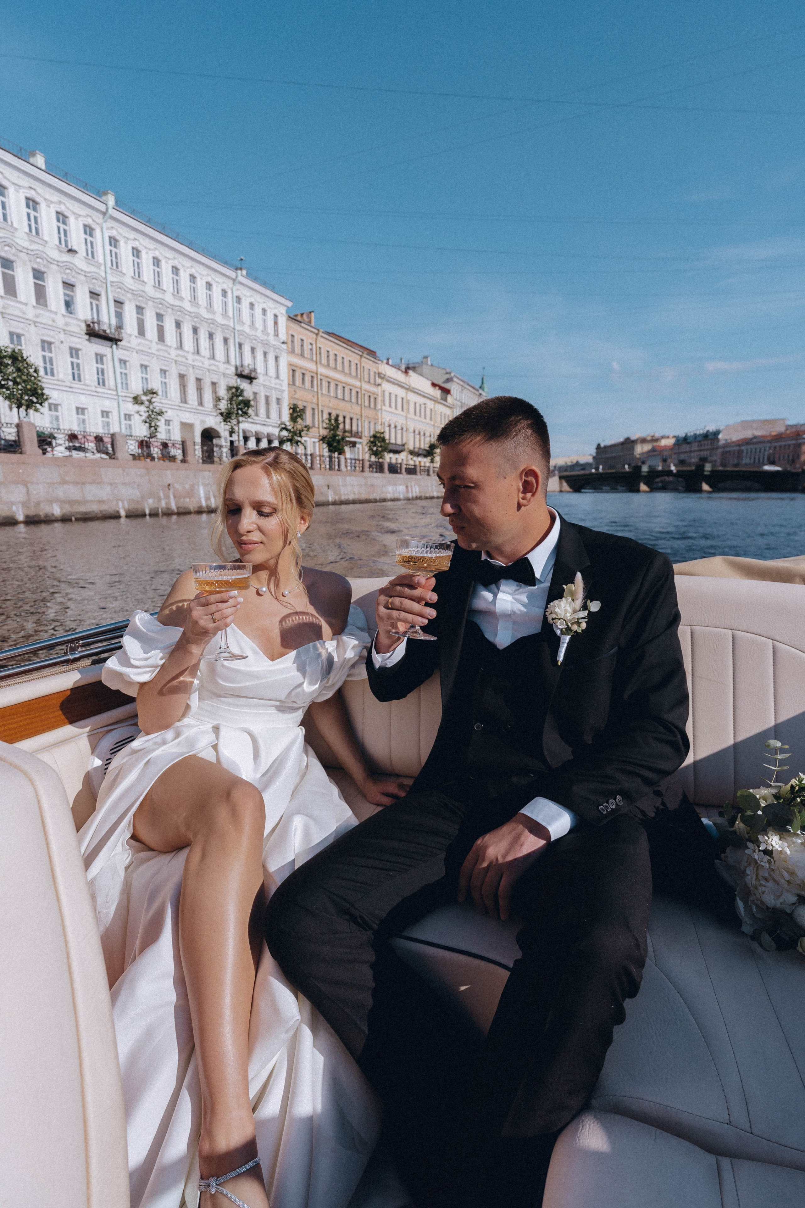 СВАДЕНБНАЯ СЬЕМКА НА КАТЕРЕ ПО КАНАЛАМ САНКТ-ПЕТЕРБУРГА И В АКВАТОРИИ НЕВЫ. Профессиональный фотограф, Санкт-Петербург — Виктория Богомолова