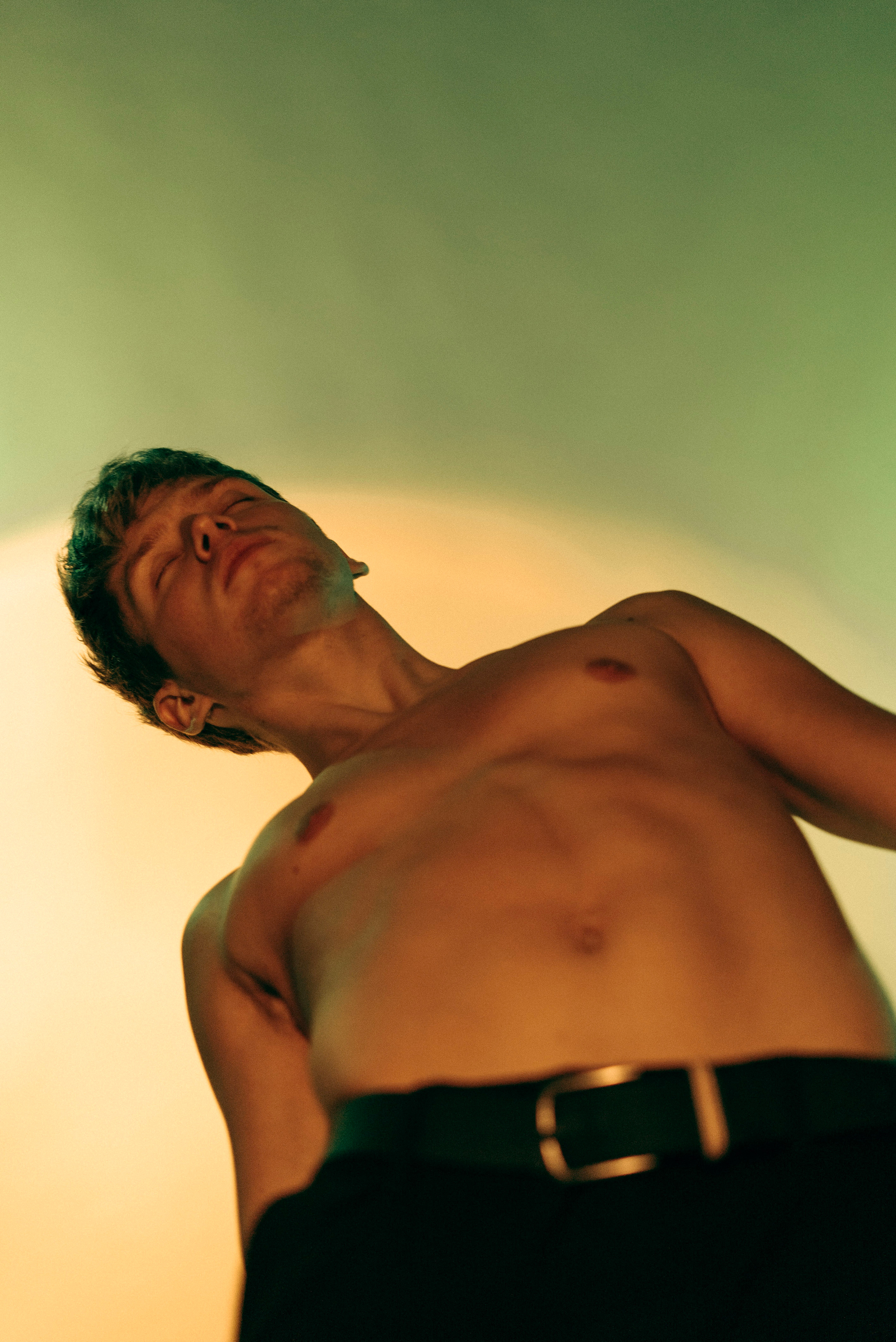 Дерзкая мужская съемка в студии