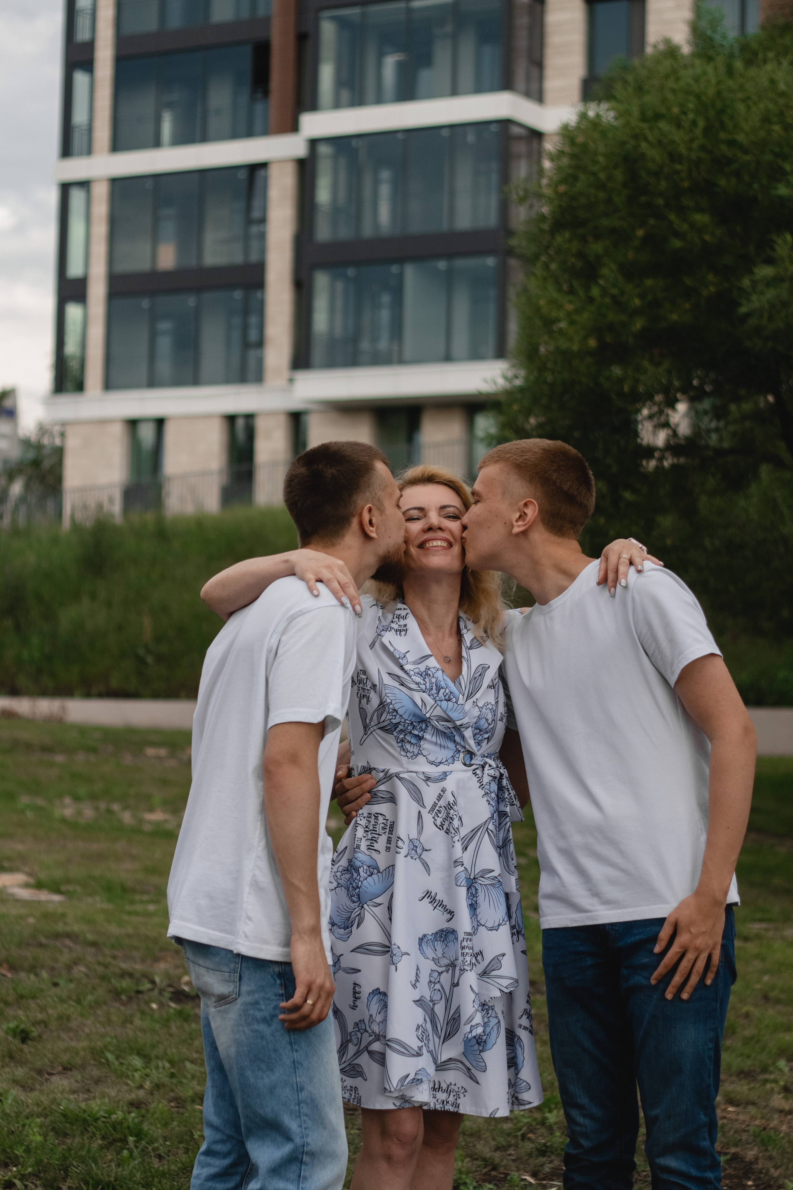 Фотосессия мама и два сына. ФОТОГРАФ НОВОСИБИРСК — АЛЁНА ЖИГАЛЕЕВА