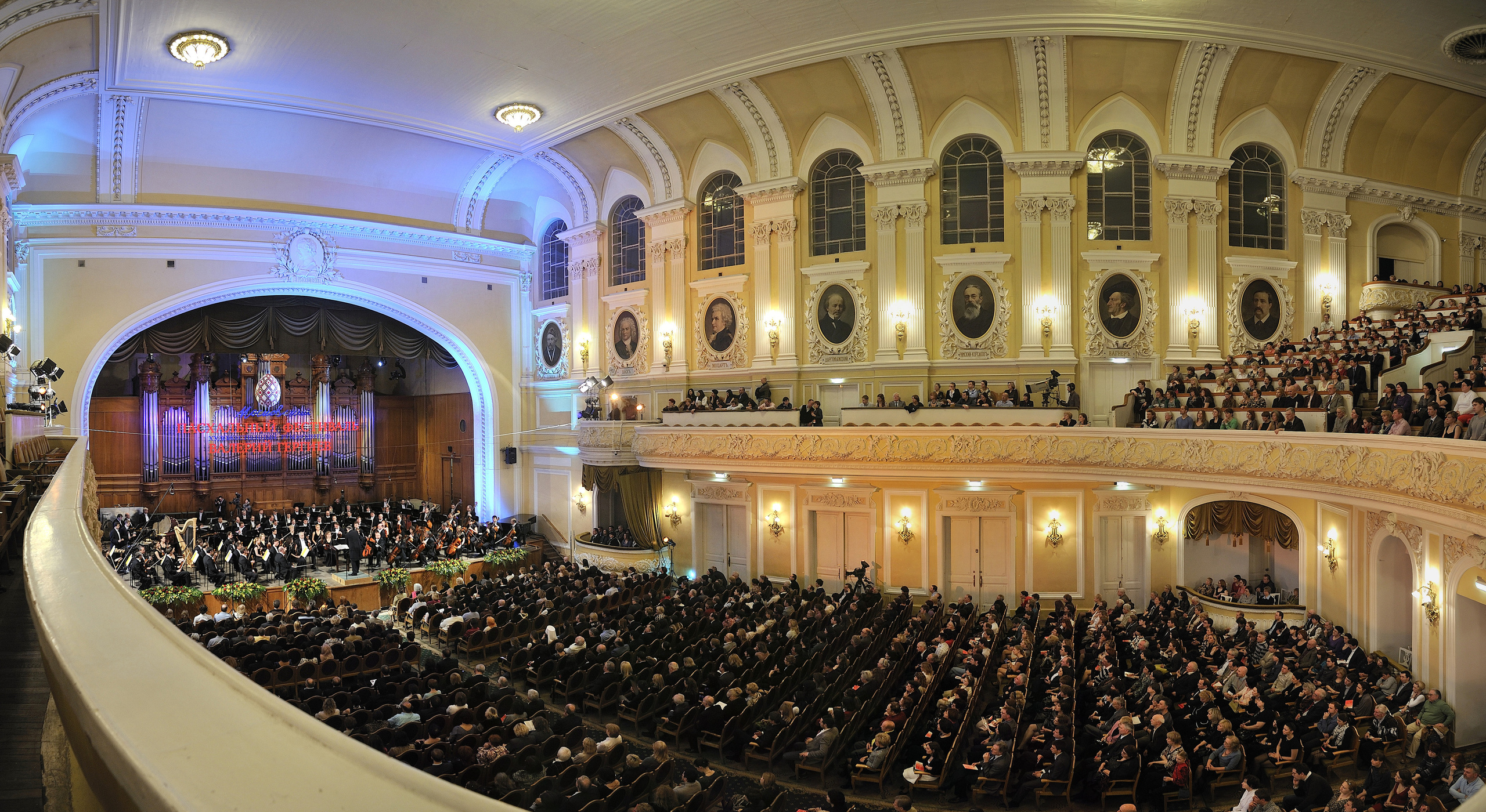 REPORTAGE. Www.apowerstudio.com