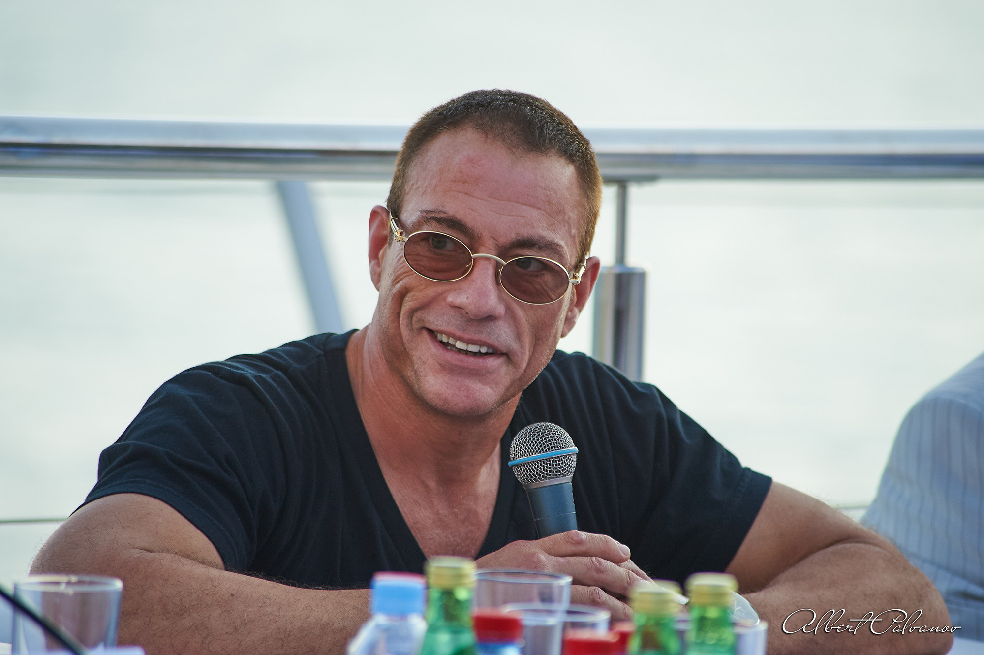 REPORTAGE. Www.apowerstudio.com