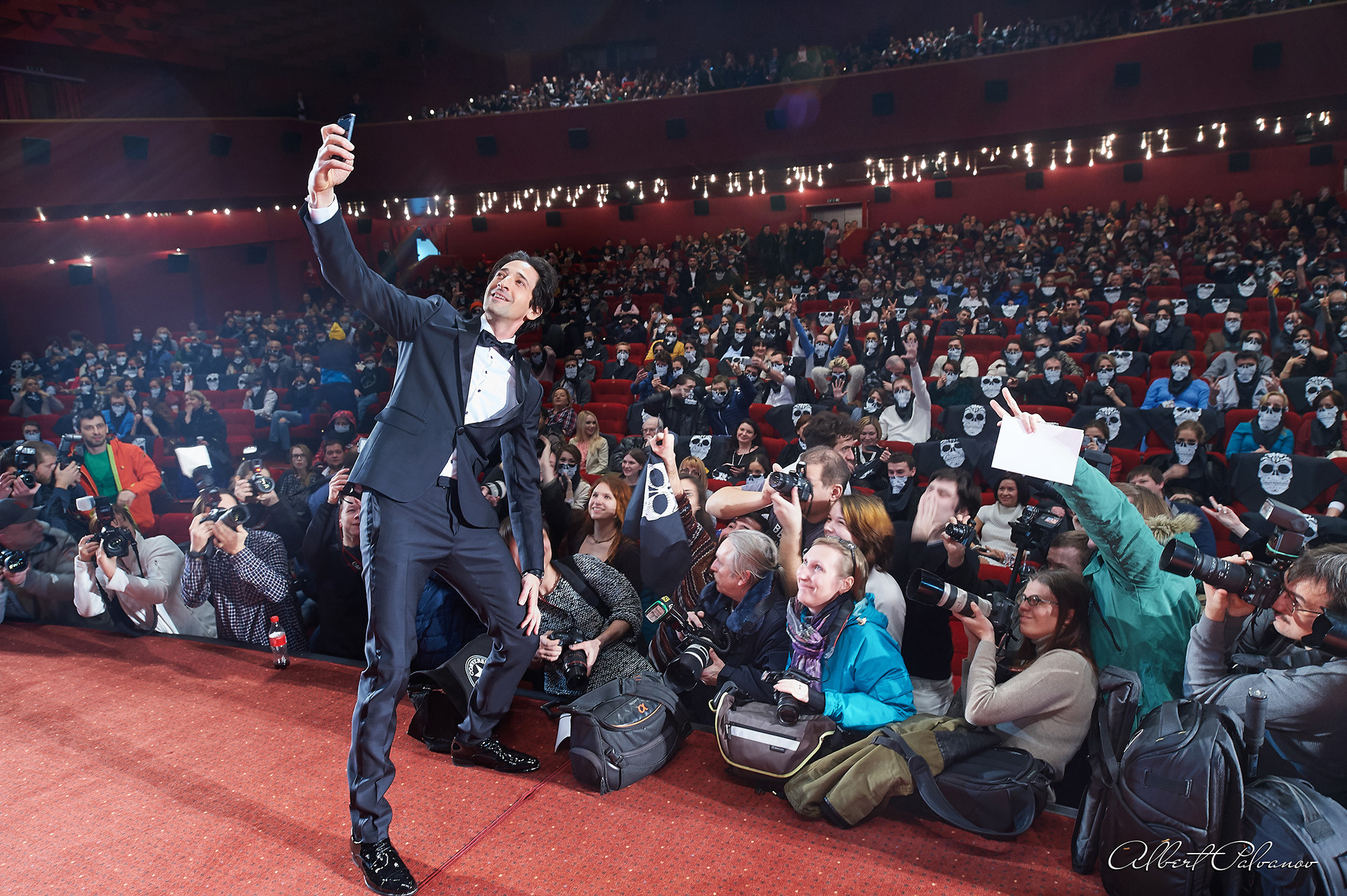 REPORTAGE. Www.apowerstudio.com