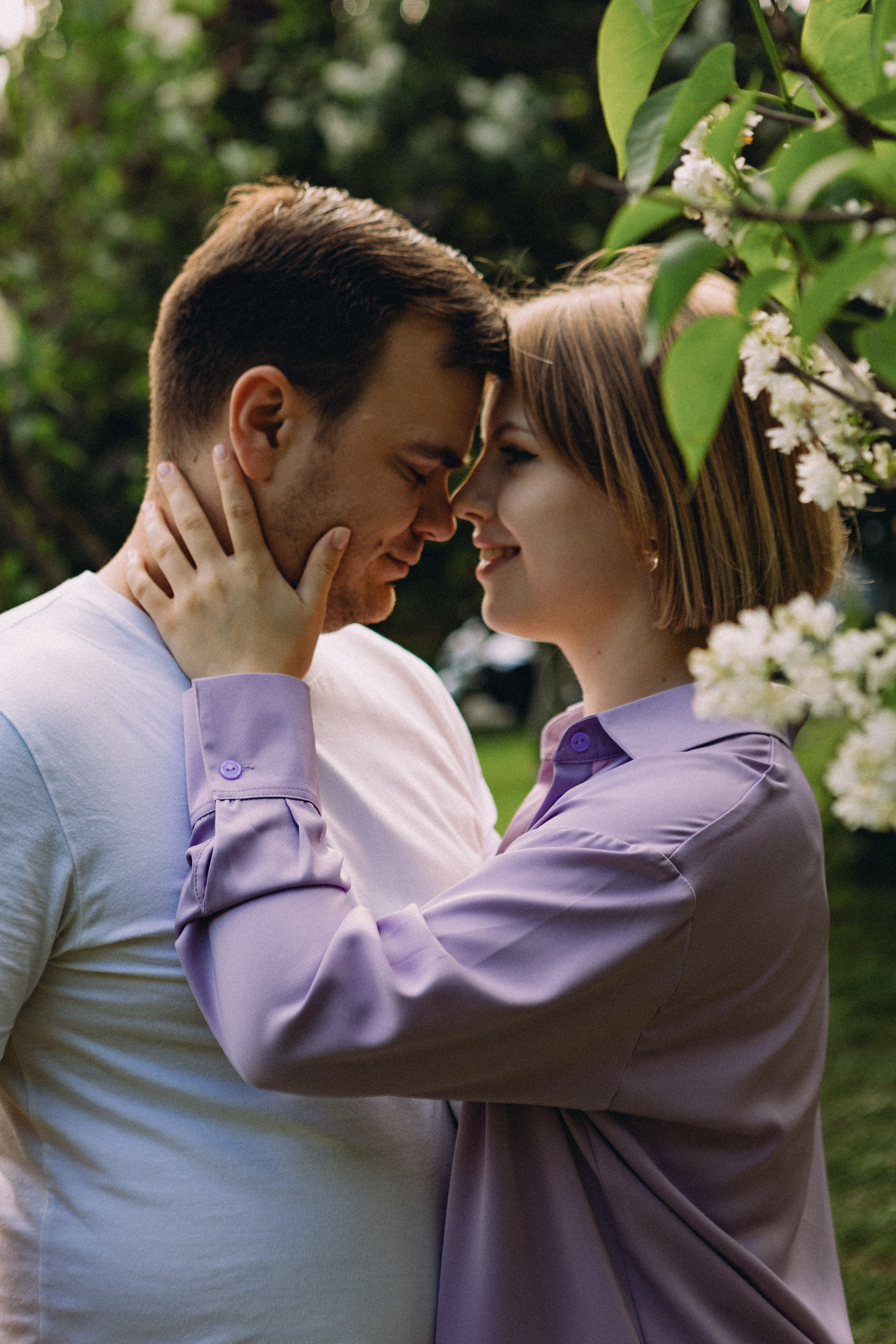 Фотосессия для пары в сиреневом саду. Фотограф Калагина Светлана